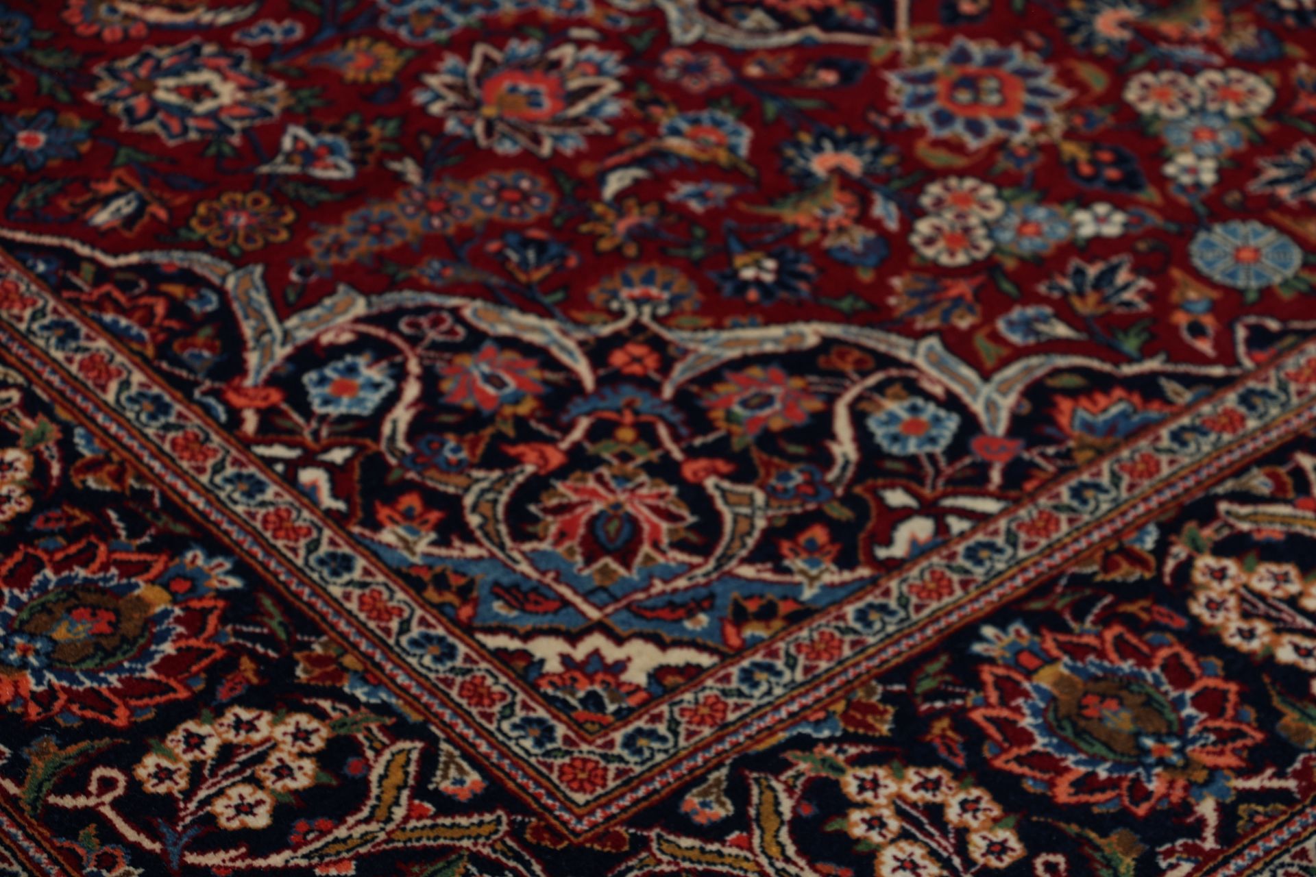 Antiker Kashan Perserteppich aus Iran, 131 × 205 cm