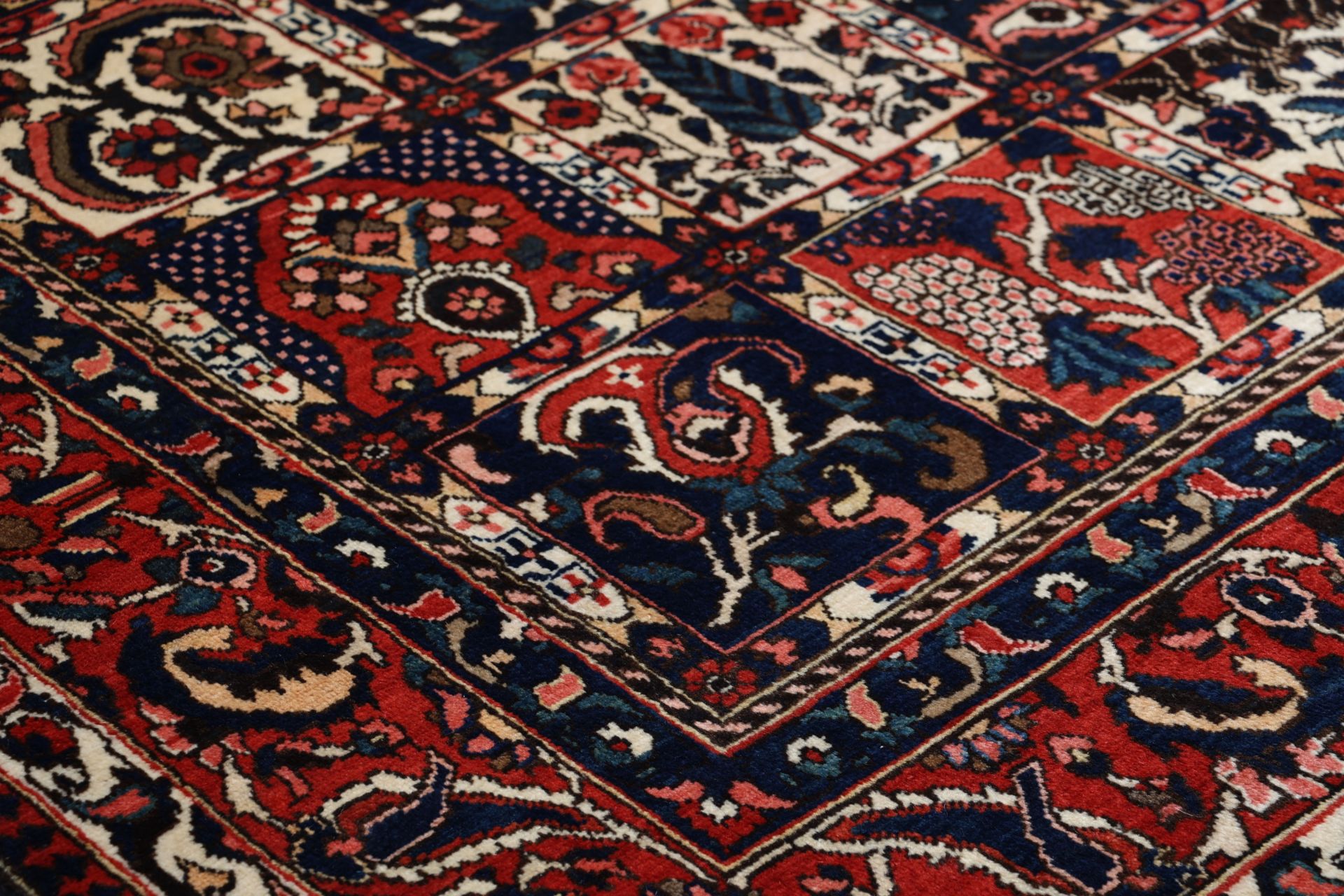 Bakhtiari Perserteppich 268 × 374 cm aus Wolle, handgeknüpft
