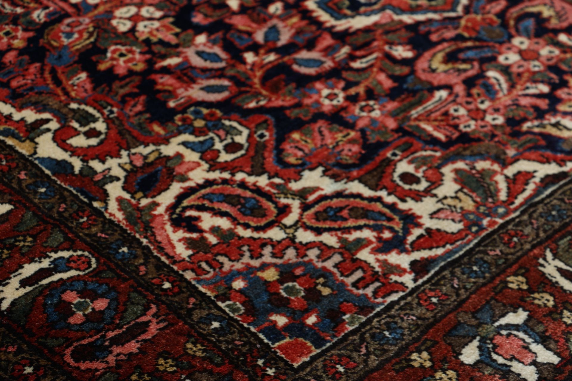 Antiker Perserteppich aus Iran, 140 × 215 cm