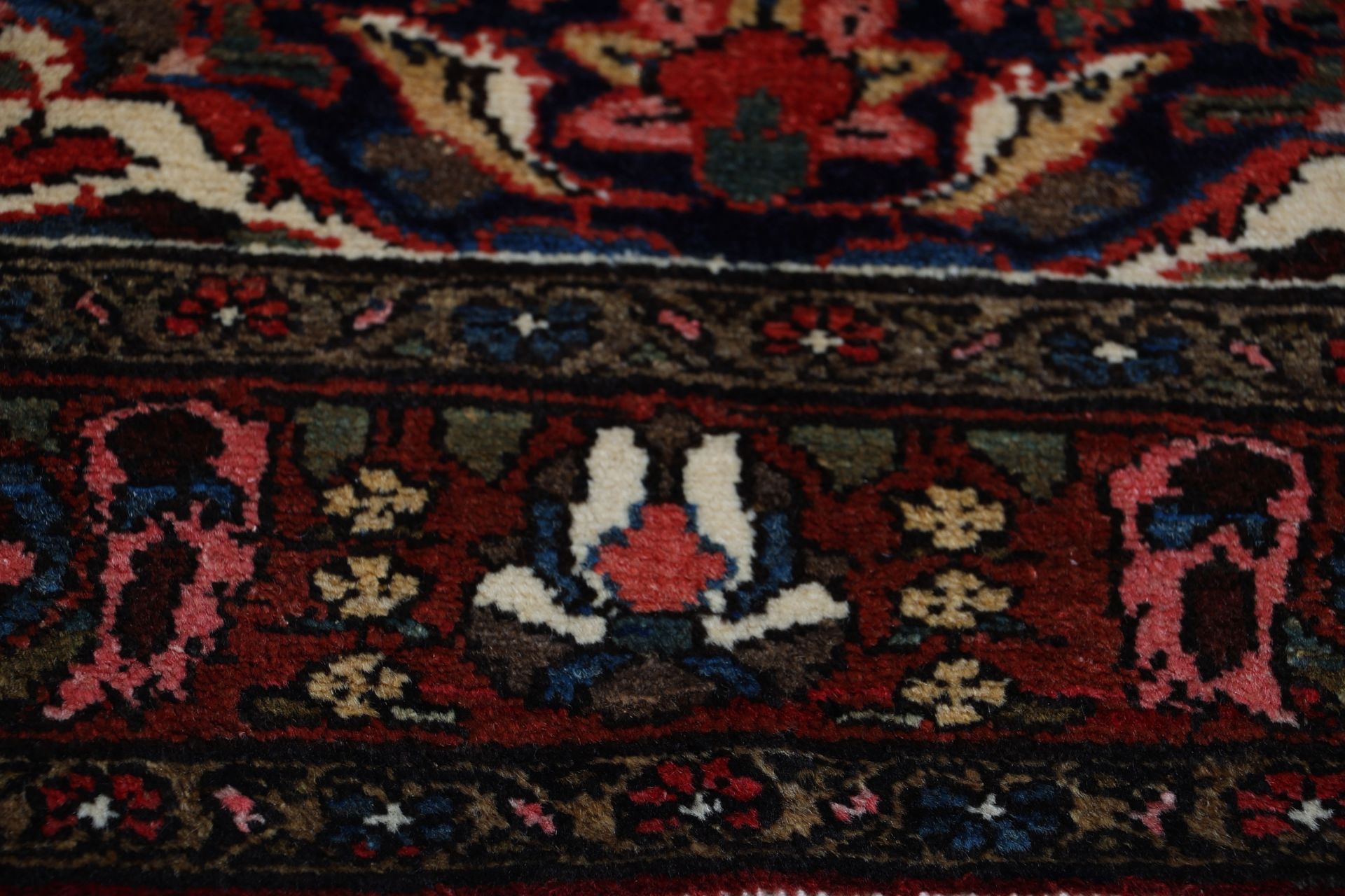 Antiker Perserteppich aus Iran, 140 × 215 cm