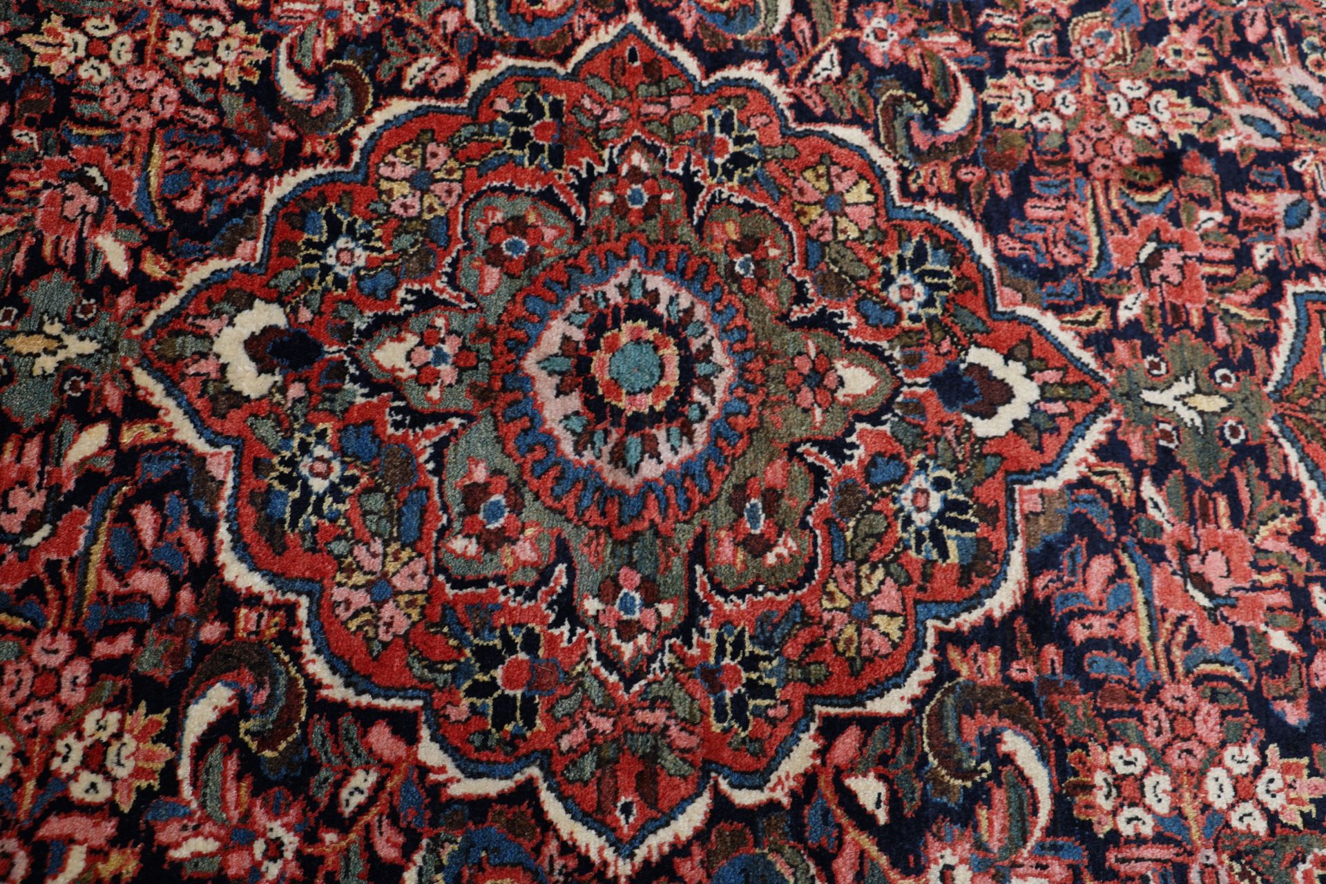 Antiker Perserteppich aus Iran, 140 × 215 cm