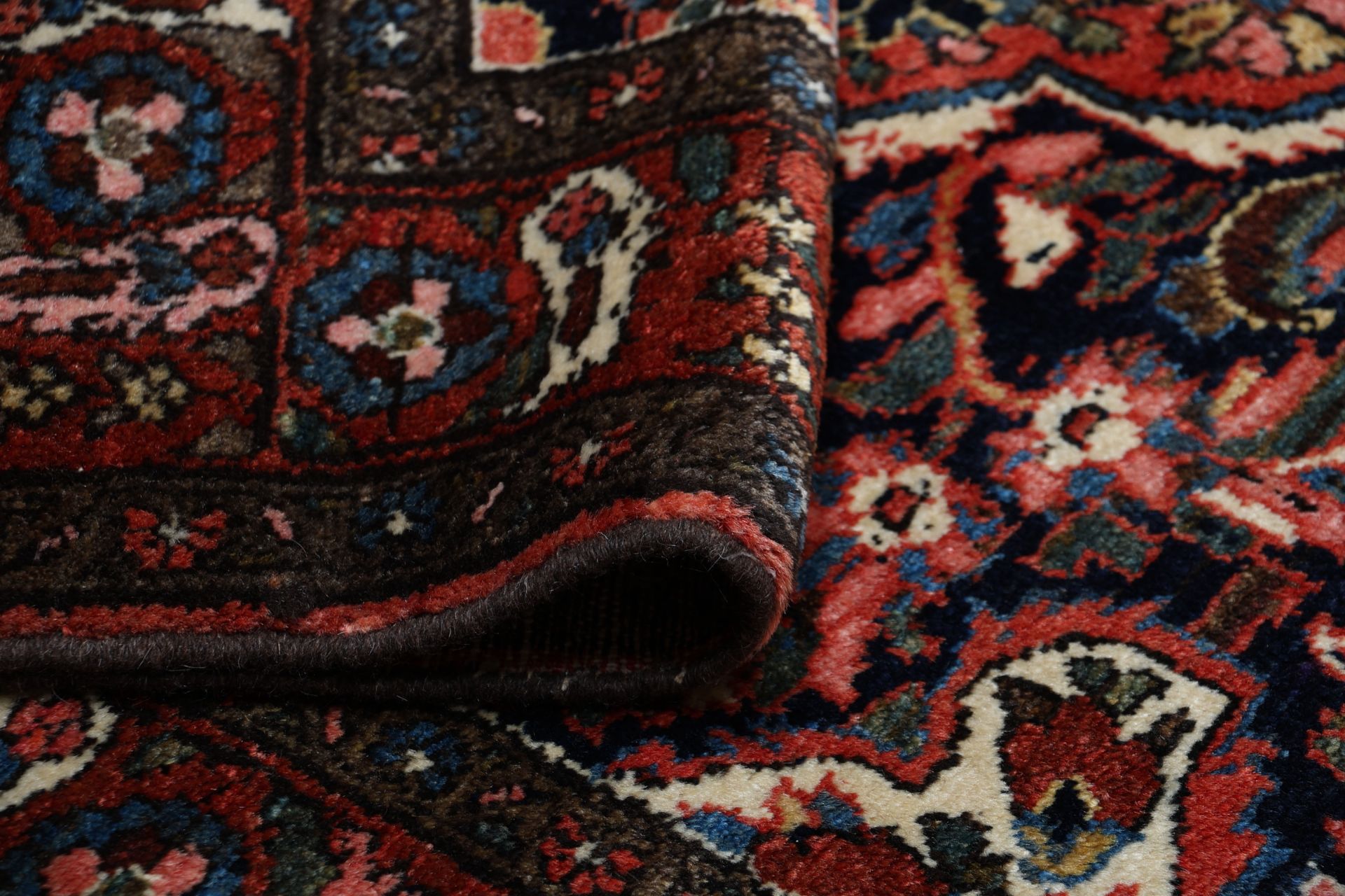 Antiker Perserteppich aus Iran, 140 × 215 cm