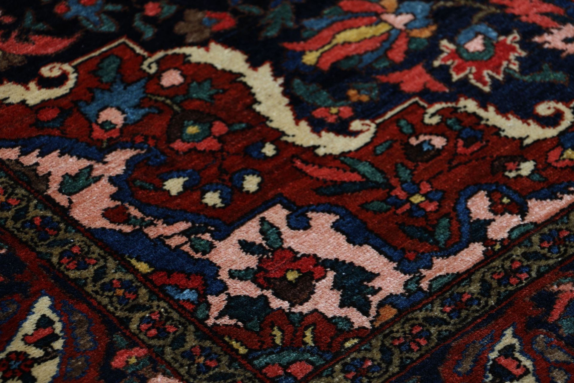Antiker Bakhtiari Perserteppich aus Iran, 149 × 220 cm