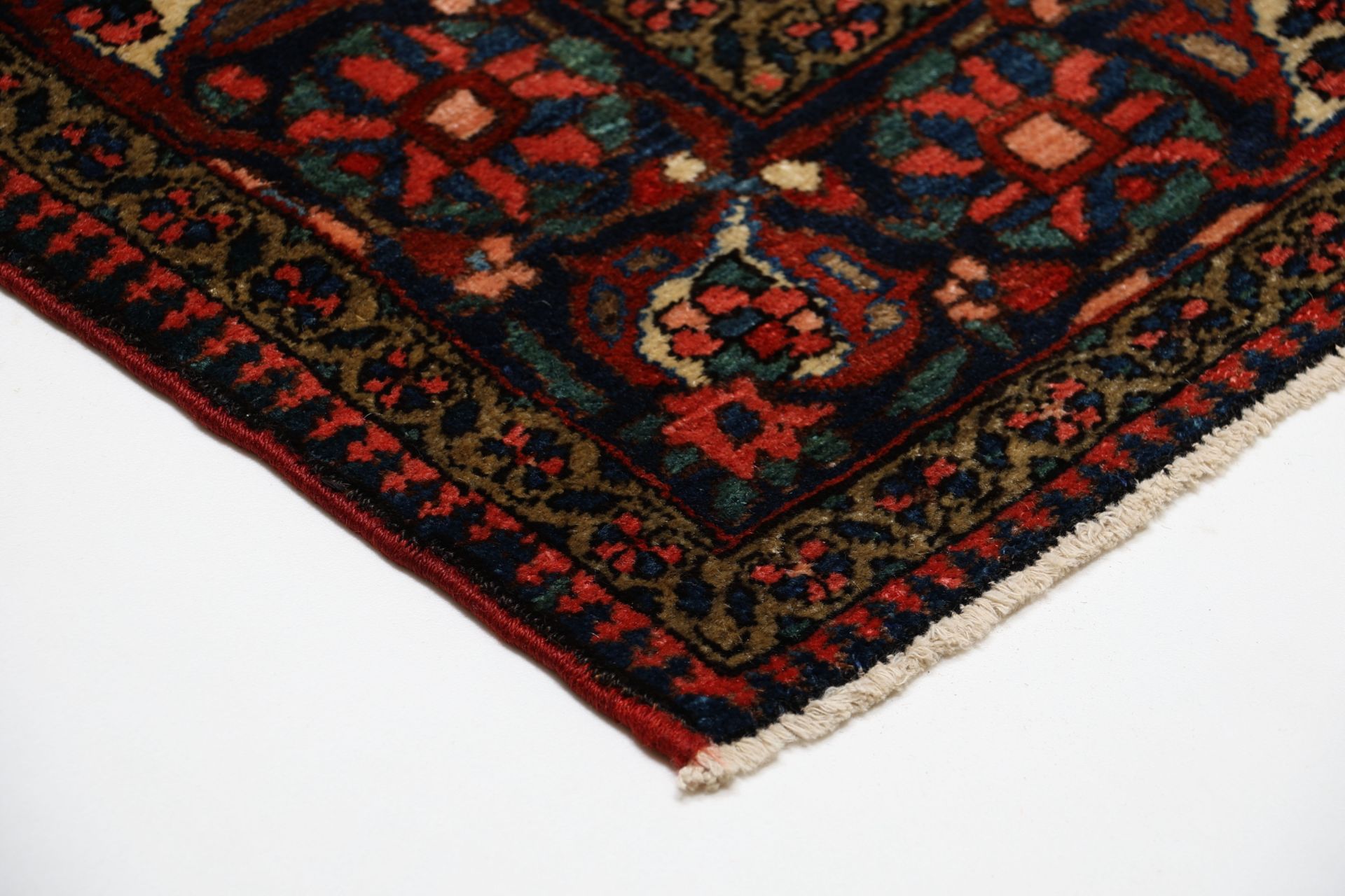 Antiker Bakhtiari Perserteppich aus Iran, 149 × 220 cm