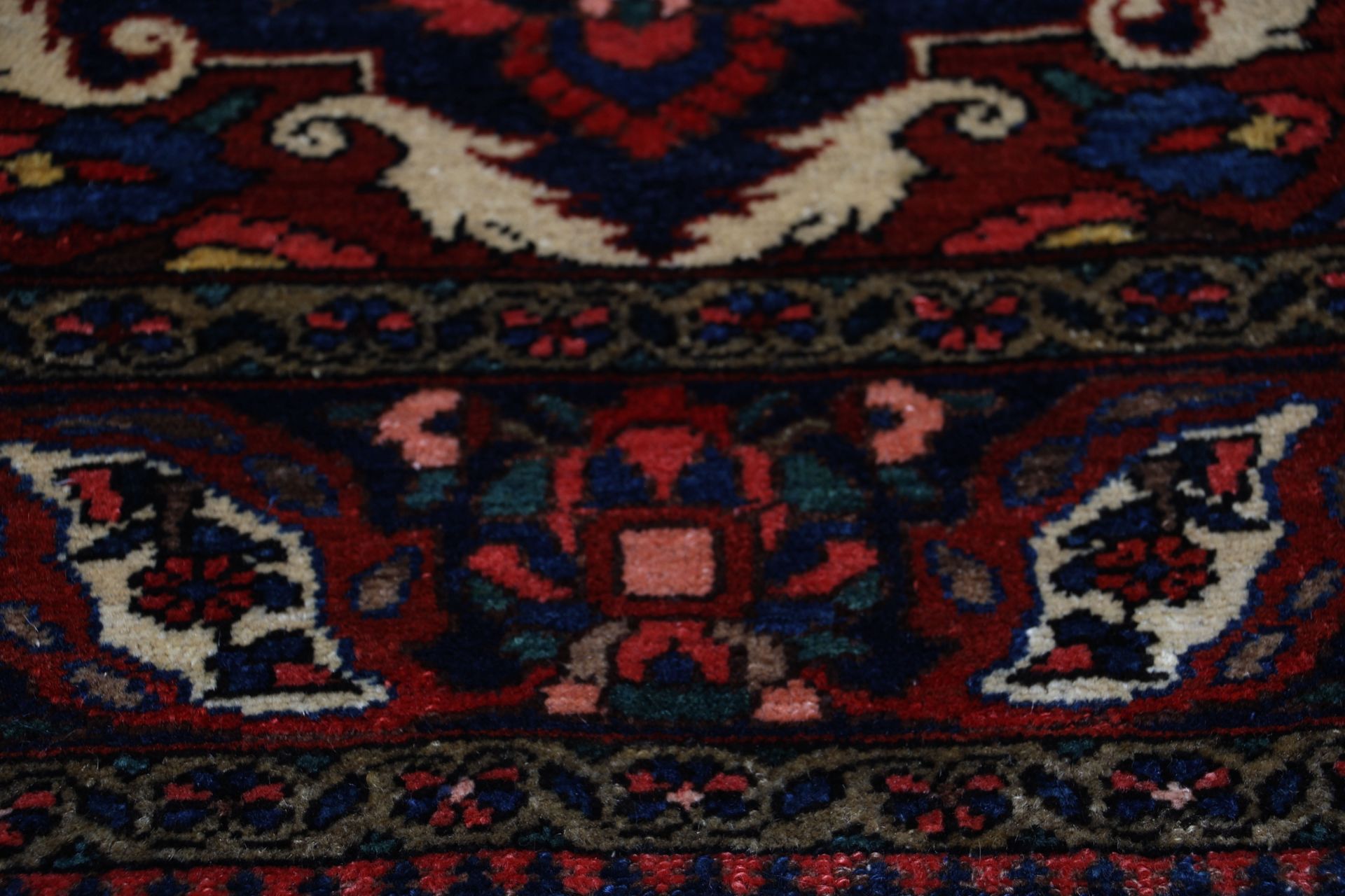 Antiker Bakhtiari Perserteppich aus Iran, 149 × 220 cm