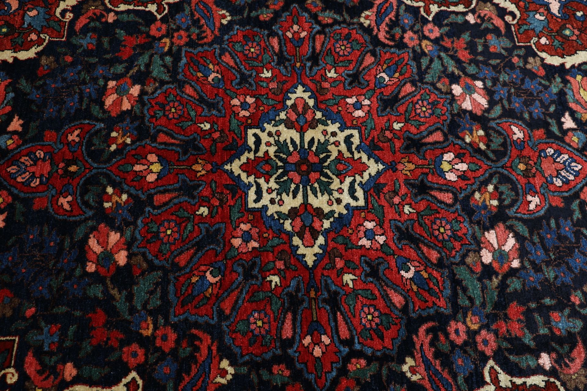Antiker Bakhtiari Perserteppich aus Iran, 149 × 220 cm