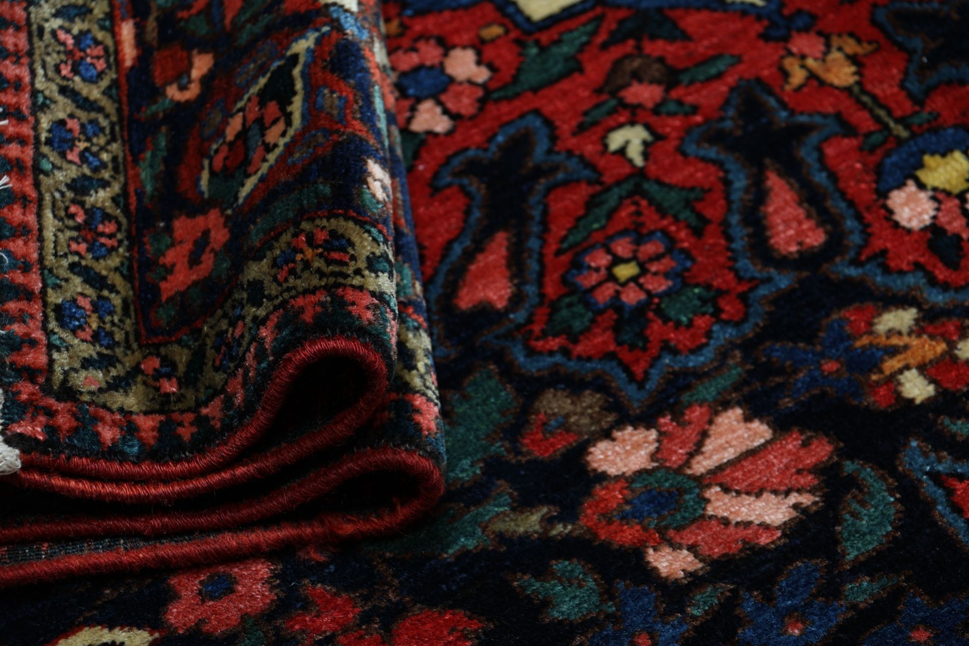 Antiker Bakhtiari Perserteppich aus Iran, 149 × 220 cm