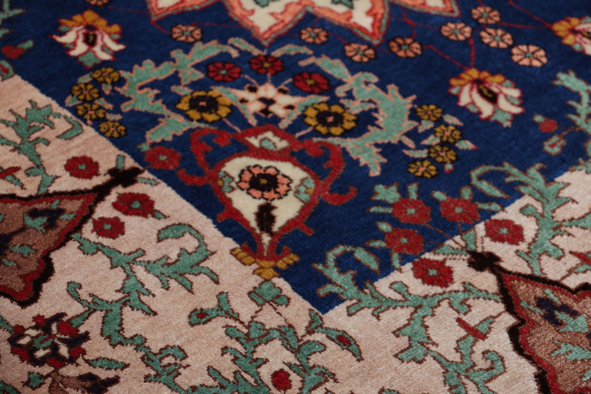 Antiker Bakhtiari Perserteppich aus Iran, 134 × 178 cm