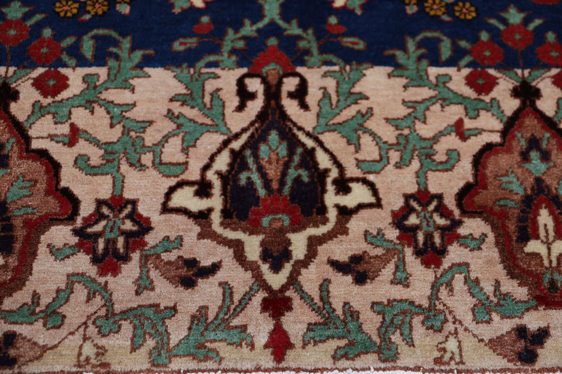 Antiker Bakhtiari Perserteppich aus Iran, 134 × 178 cm