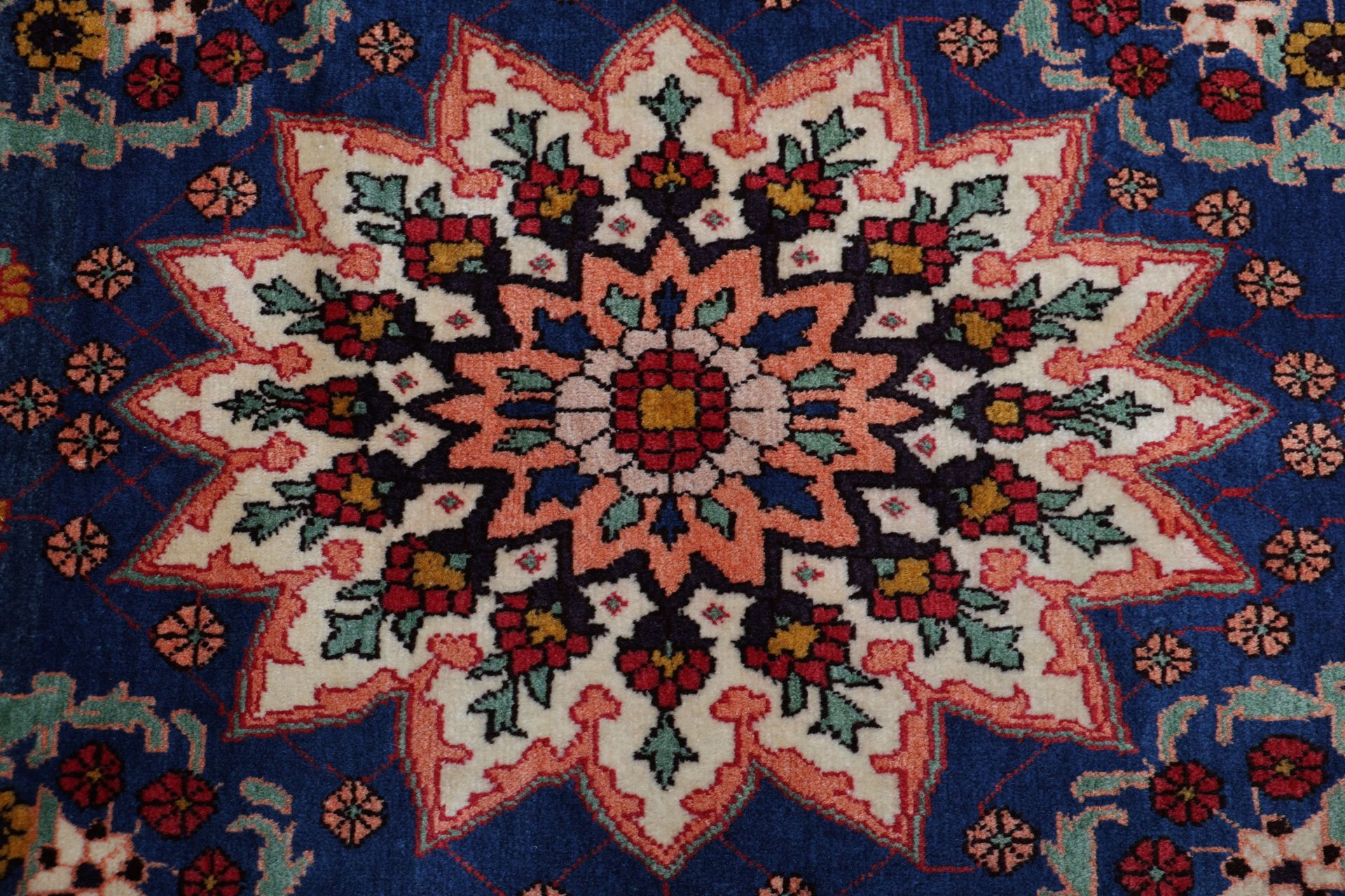 Antiker Bakhtiari Perserteppich aus Iran, 134 × 178 cm