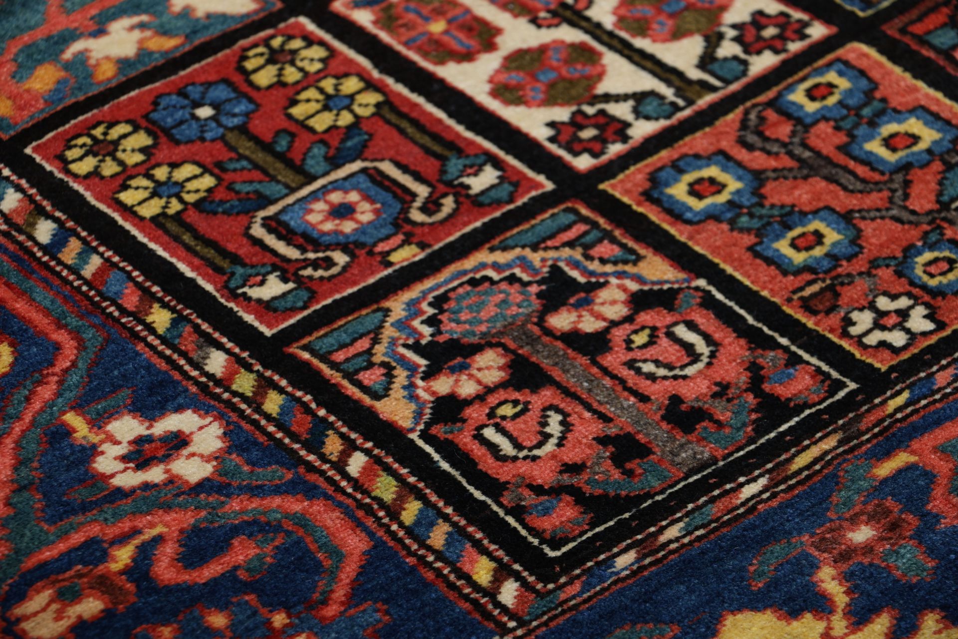 Antiker Bakhtiari Perserteppich aus Iran, 154 × 215 cm