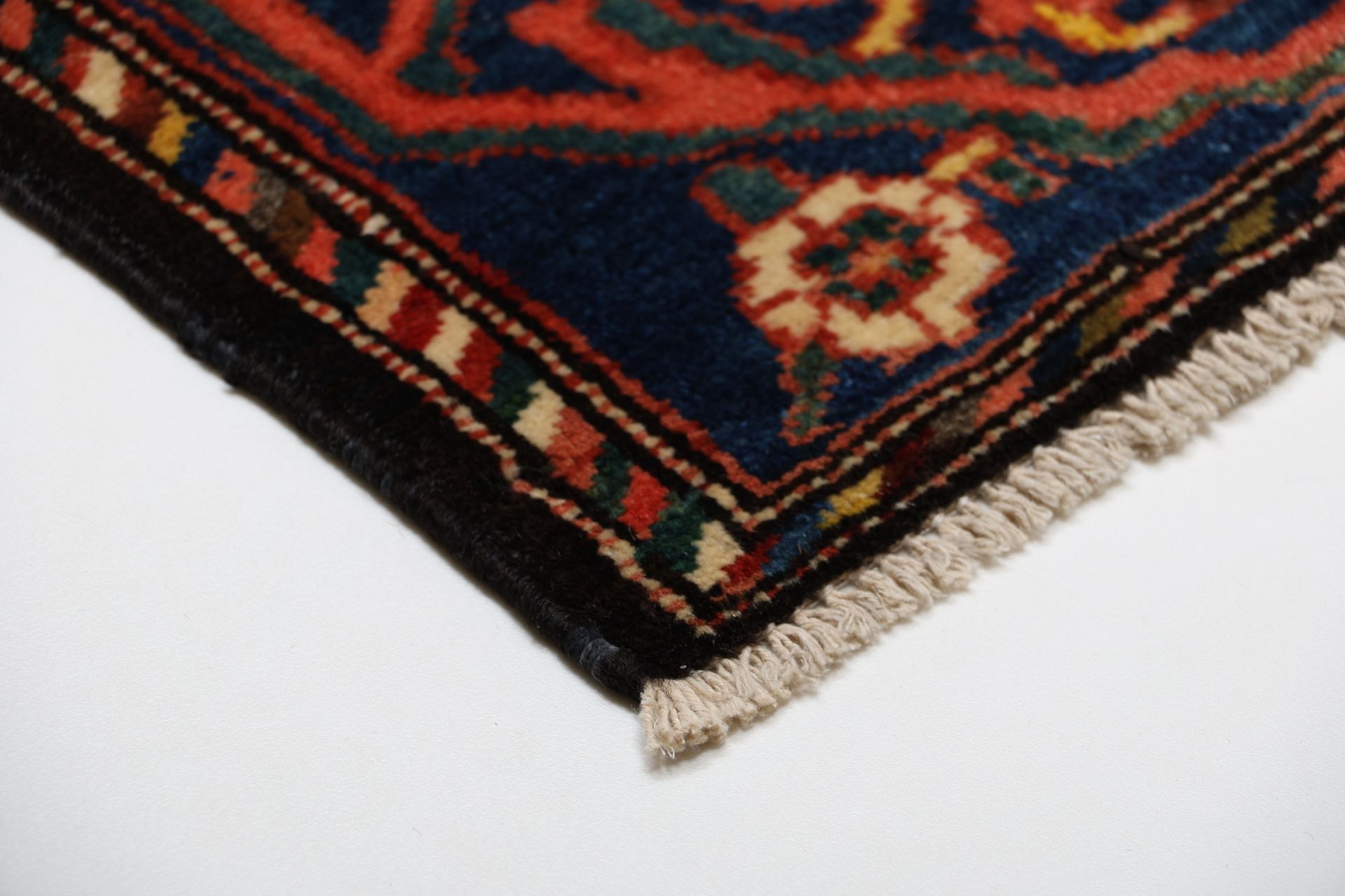 Antiker Bakhtiari Perserteppich aus Iran, 154 × 215 cm