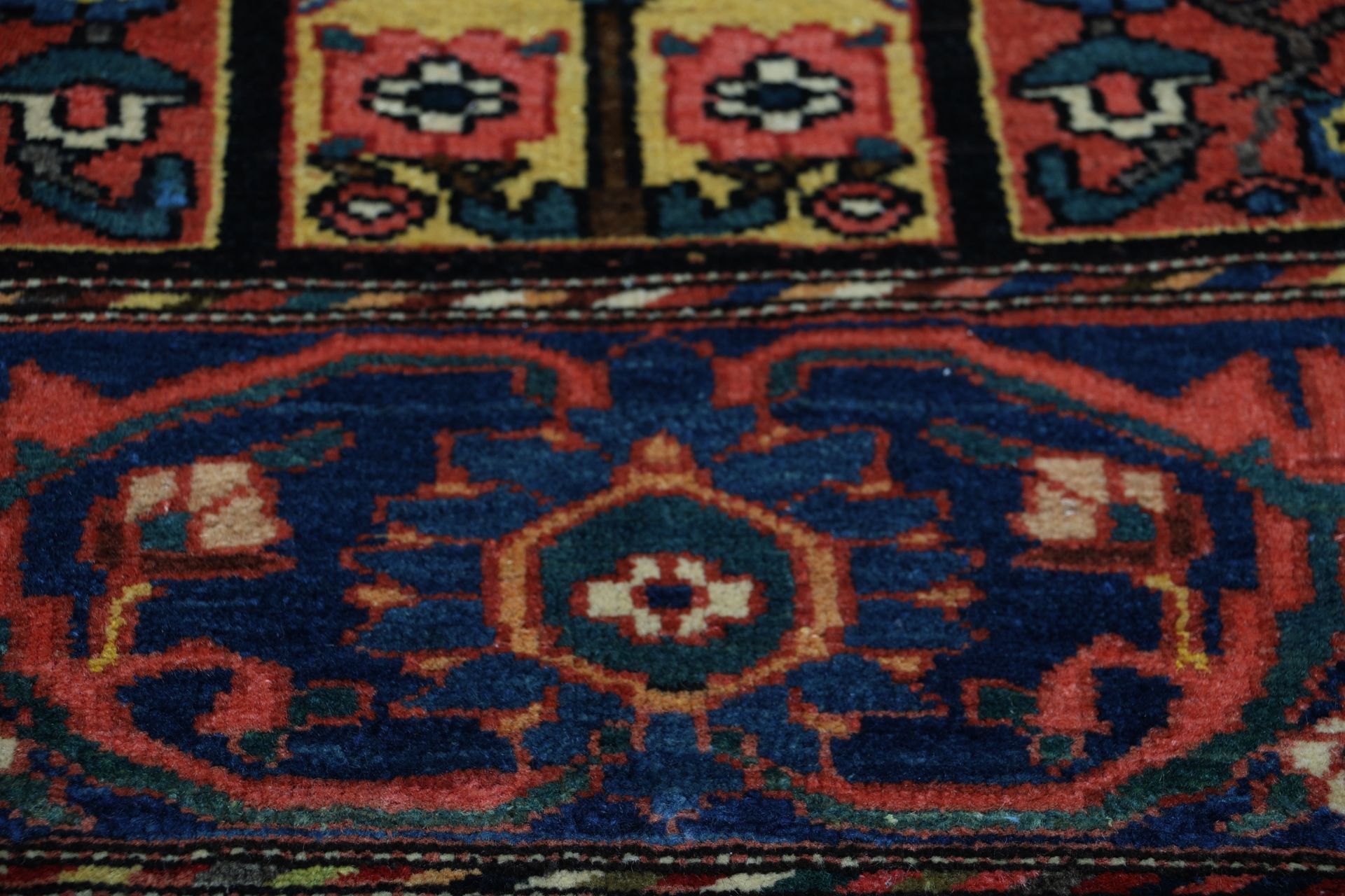 Antiker Bakhtiari Perserteppich aus Iran, 154 × 215 cm