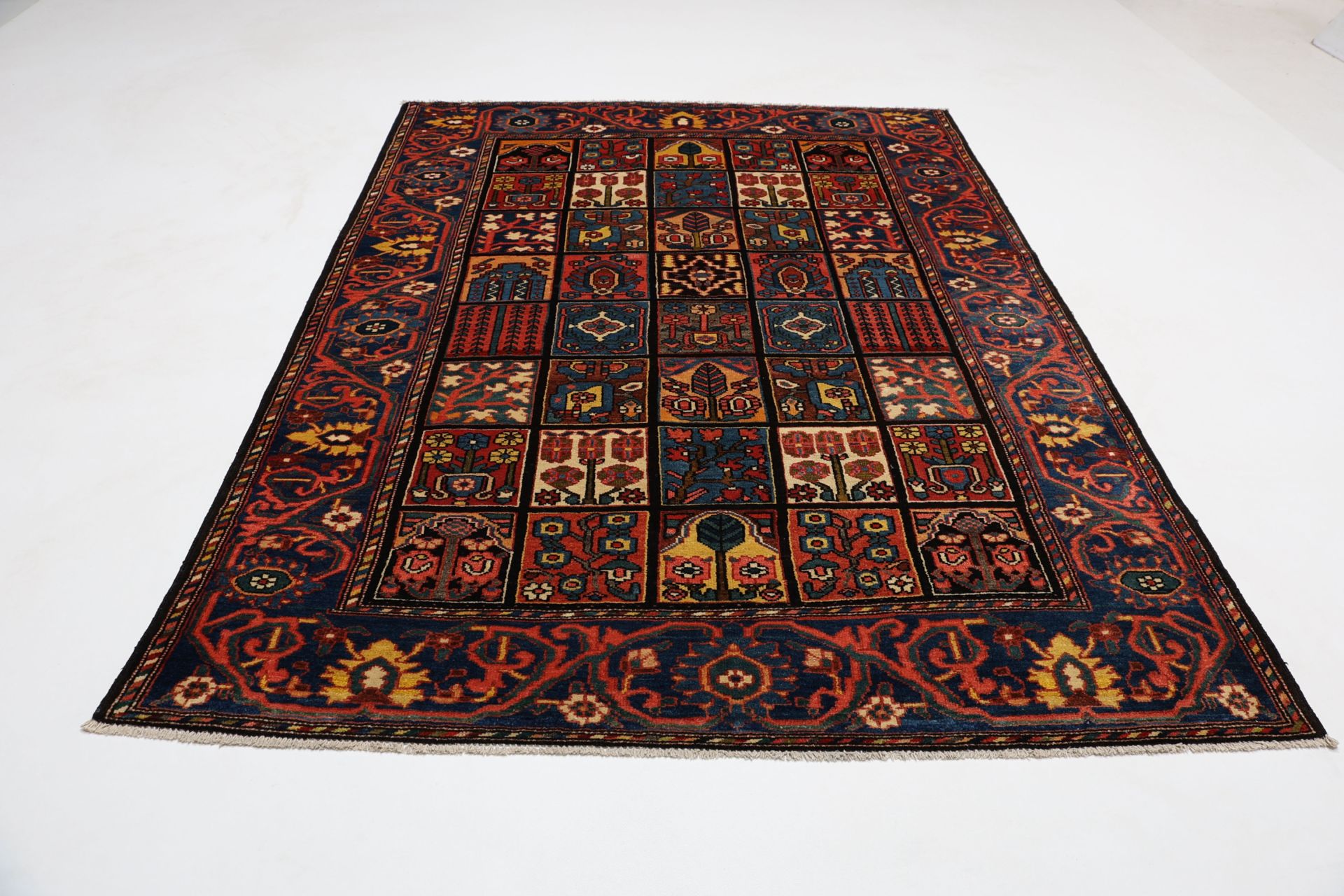 Antiker Bakhtiari Perserteppich aus Iran, 154 × 215 cm