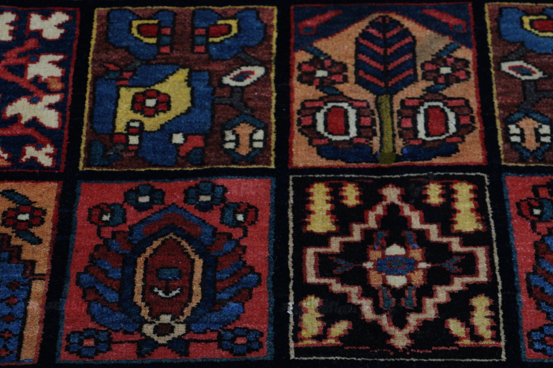 Antiker Bakhtiari Perserteppich aus Iran, 154 × 215 cm