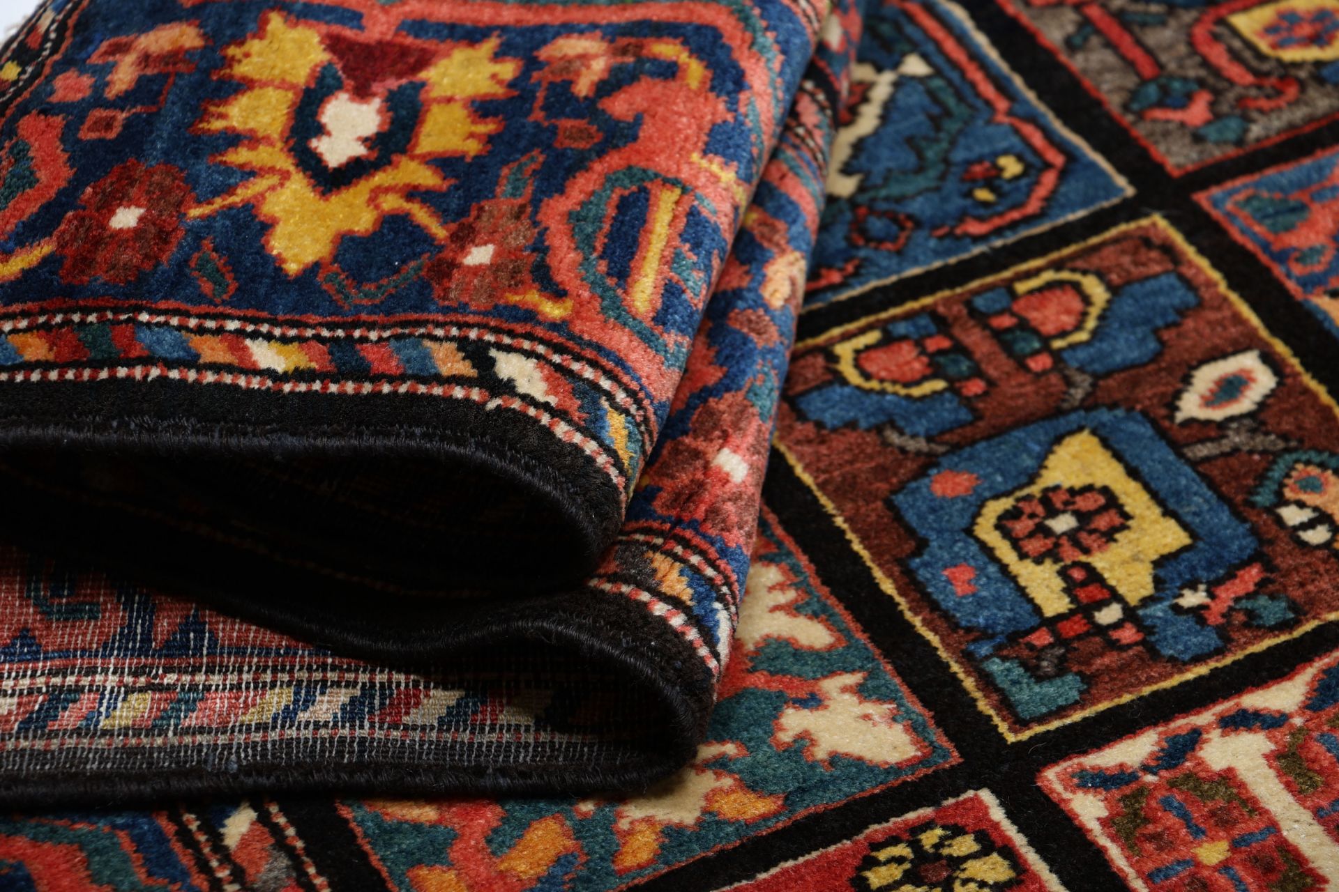 Antiker Bakhtiari Perserteppich aus Iran, 154 × 215 cm