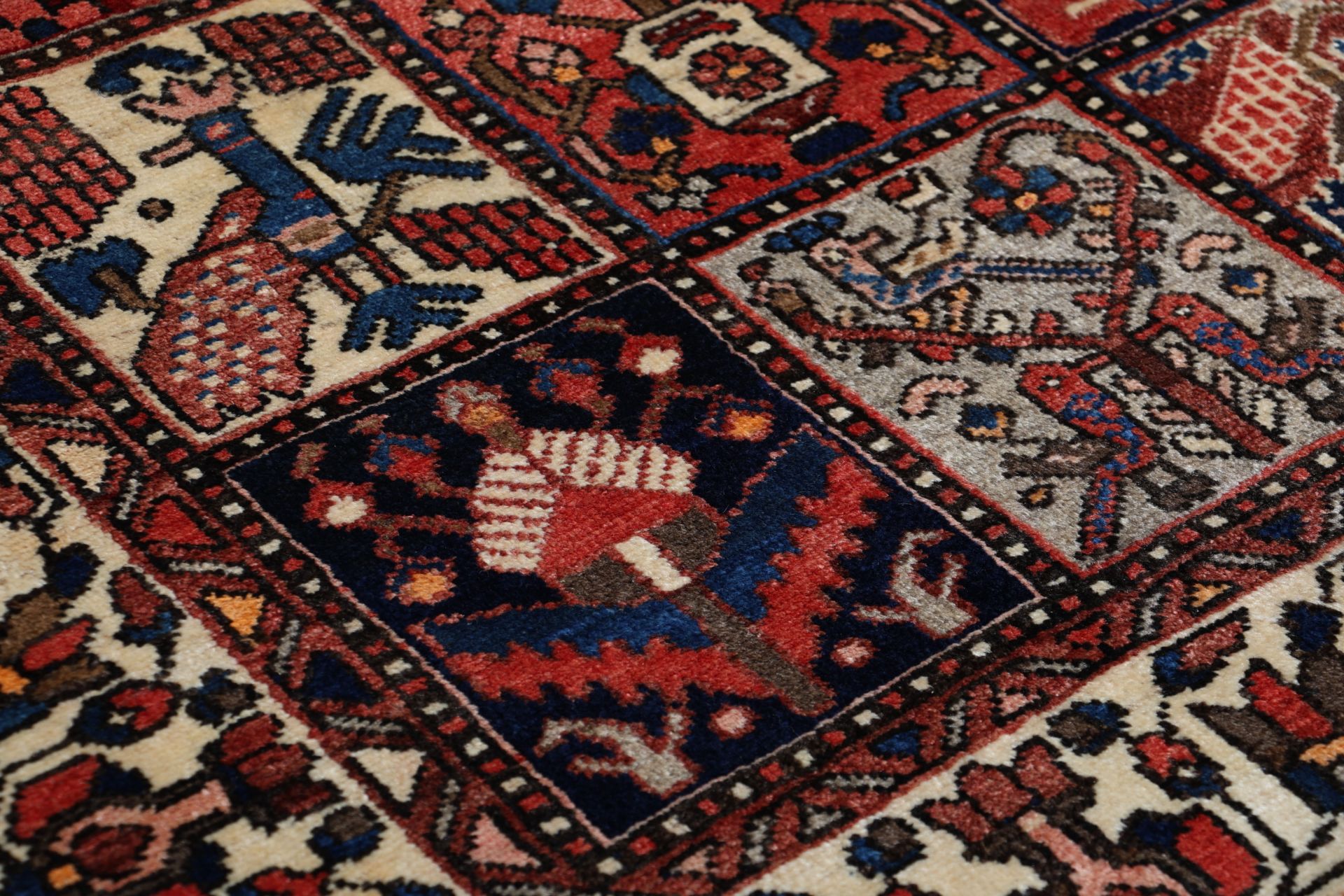 Bakhtiari Perserteppich 140 × 216 cm aus Wolle, handgeknüpft