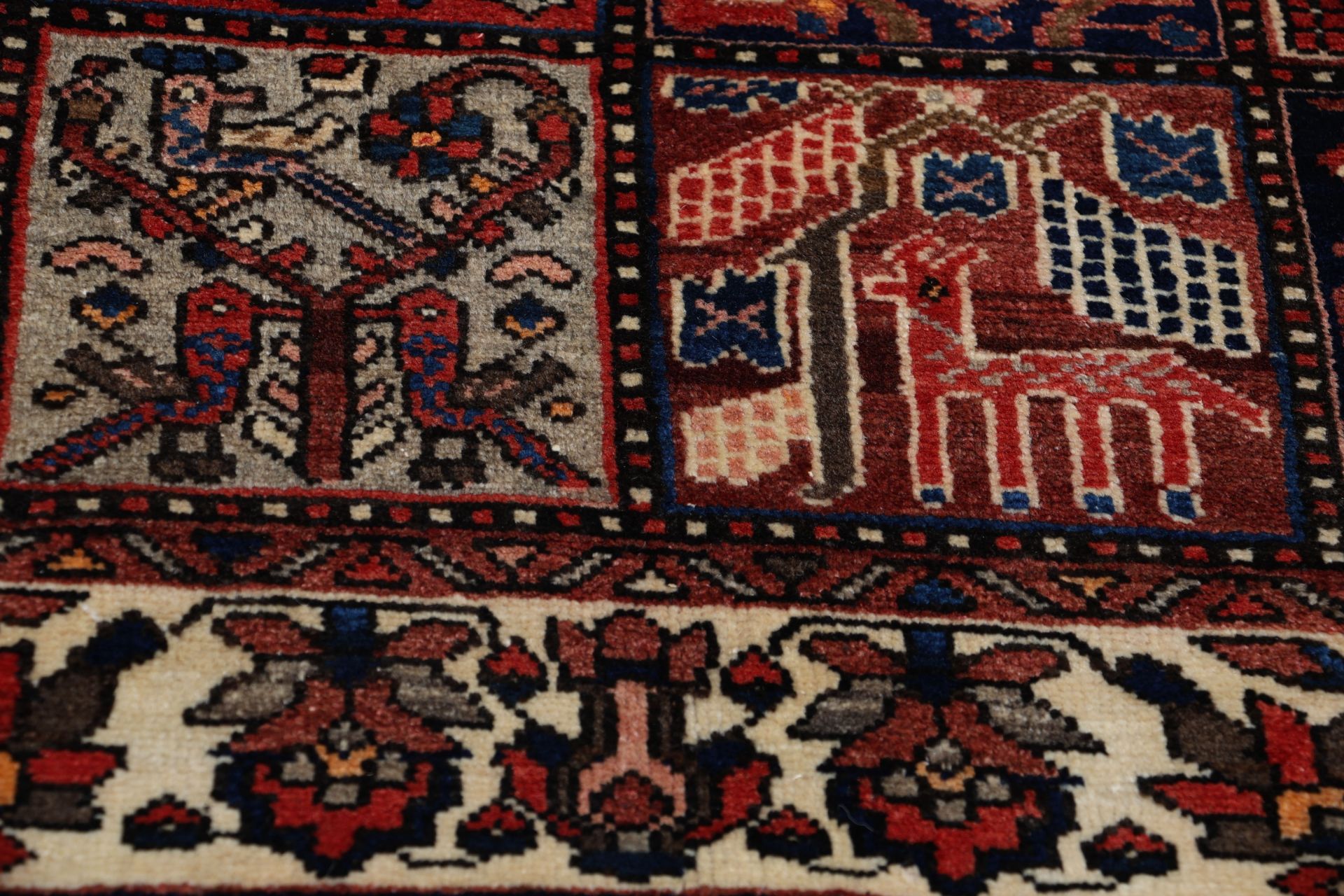Bakhtiari Perserteppich 140 × 216 cm aus Wolle, handgeknüpft