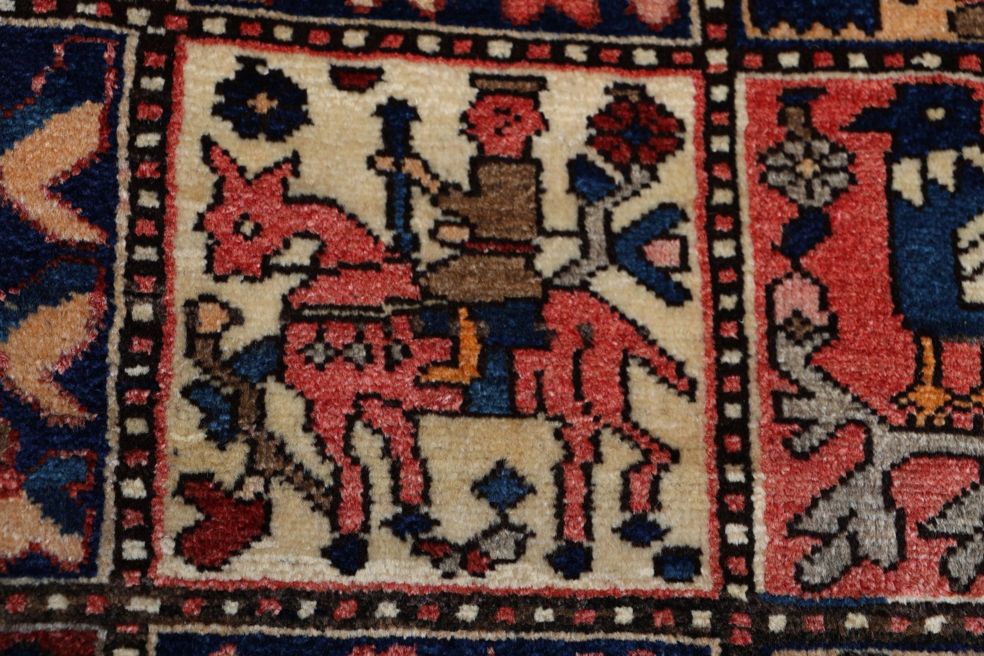Bakhtiari Perserteppich 140 × 216 cm aus Wolle, handgeknüpft