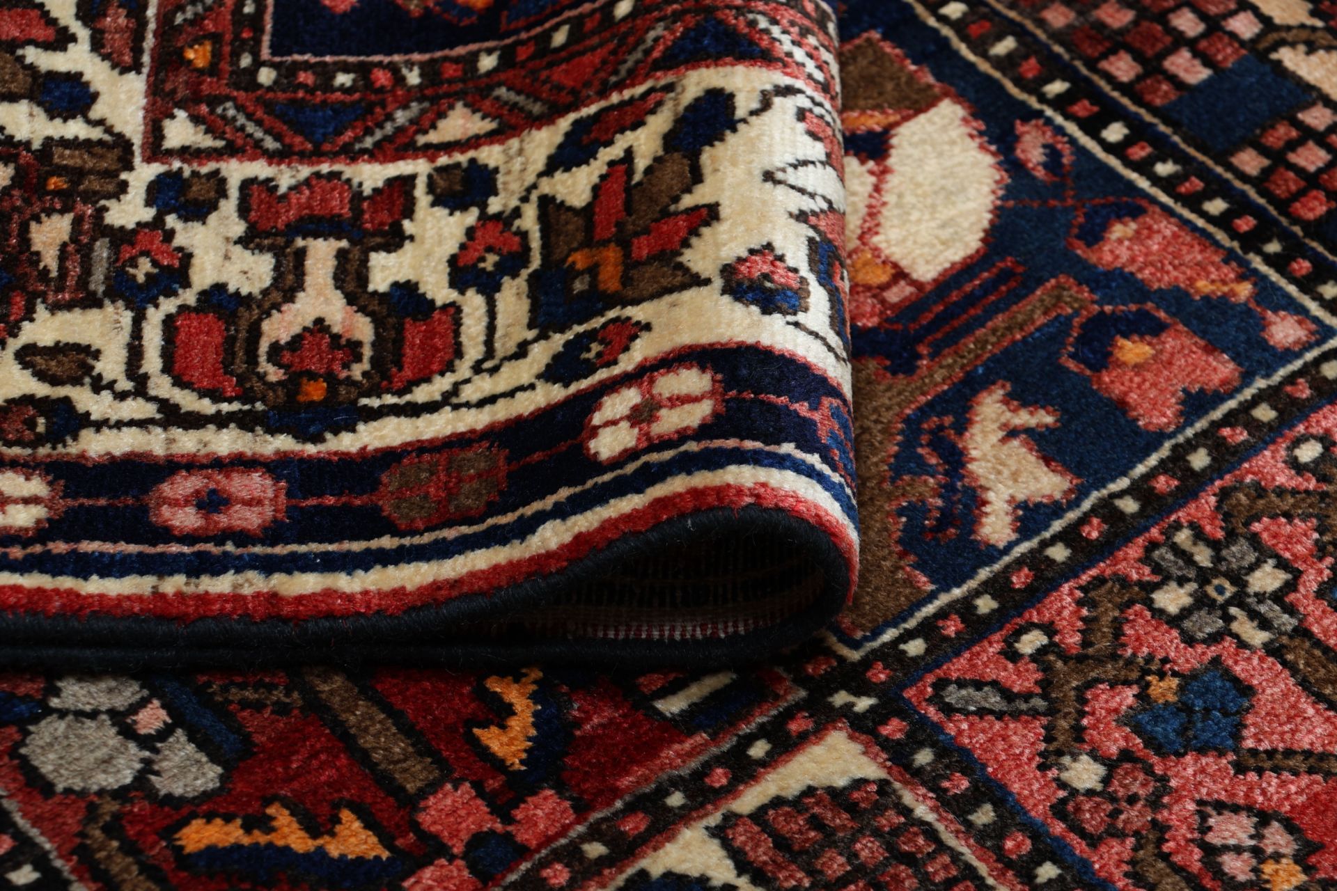 Bakhtiari Perserteppich 140 × 216 cm aus Wolle, handgeknüpft