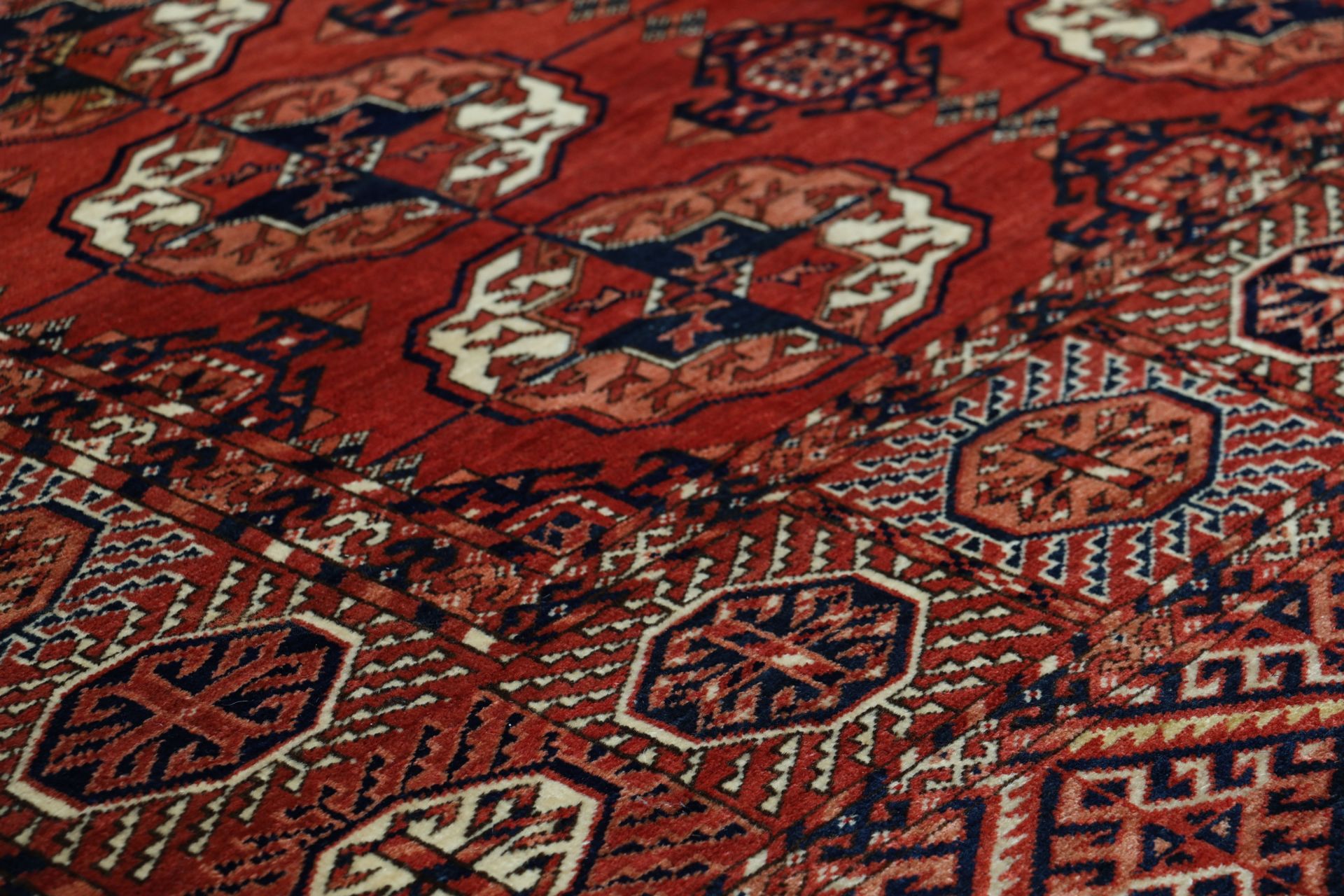 Turkmen Perserteppich aus Iran, 240 × 326 cm