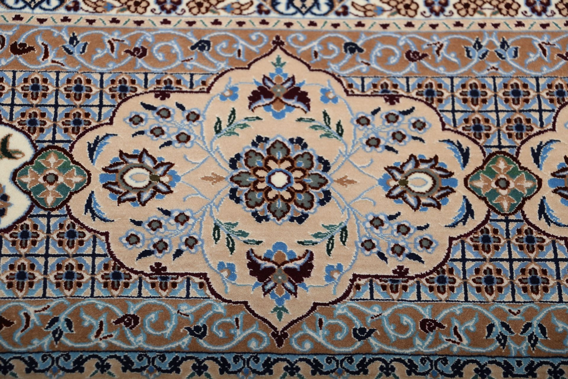 Handgeknüpfter Nain Perserteppich 210 × 265 cm