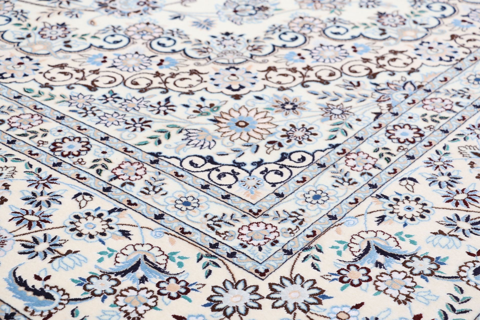 Nain Perserteppich 265 × 367 cm aus Wolle & Seide, handgeknüpft
