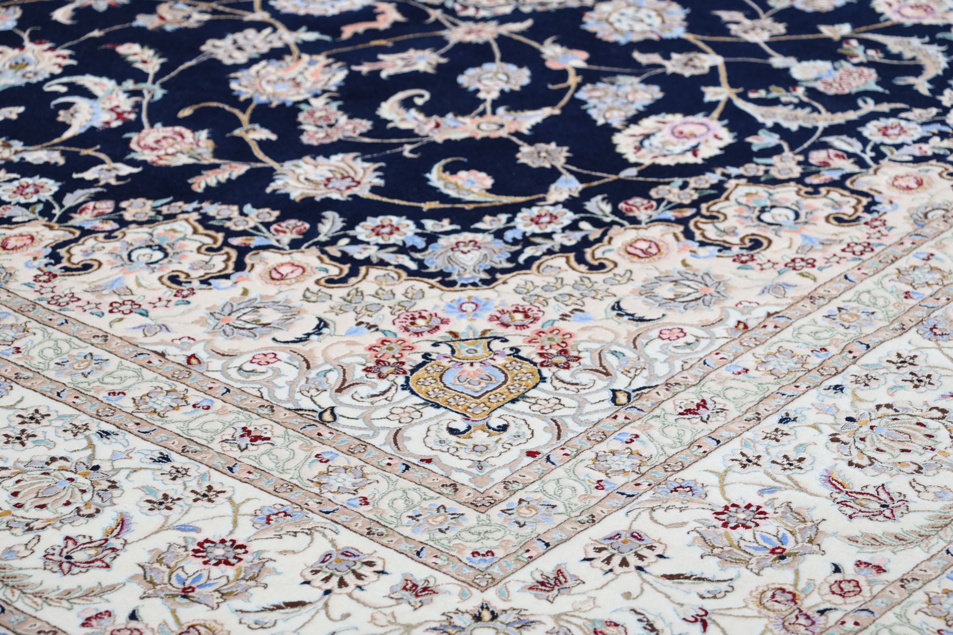 perserteppich-nain-217-x-307-cm-schurwolle-seide-handgeknupft-8 Nain Perserteppich 217 × 307 cm aus Wolle & Seide, handgeknüpft