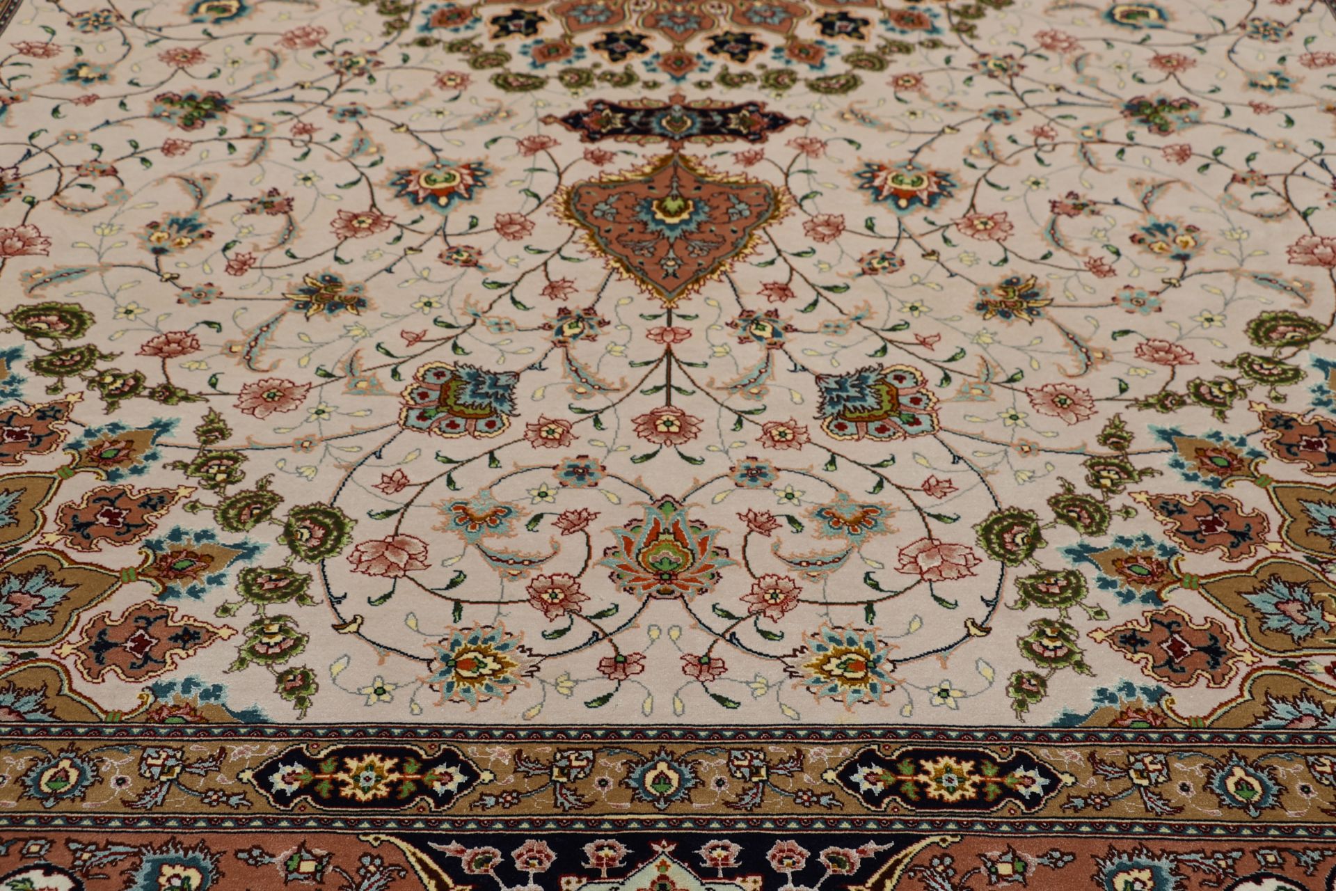 Täbriz Perserteppich aus Iran, 202 × 307 cm