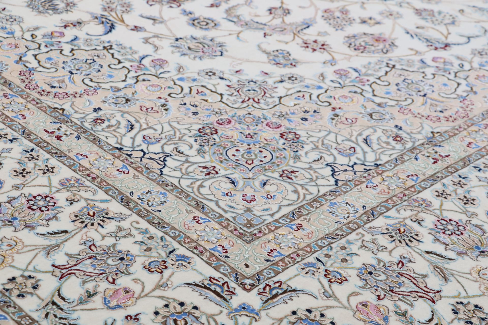 Nain Perserteppich 257 × 350 cm aus Wolle & Seide, handgeknüpft