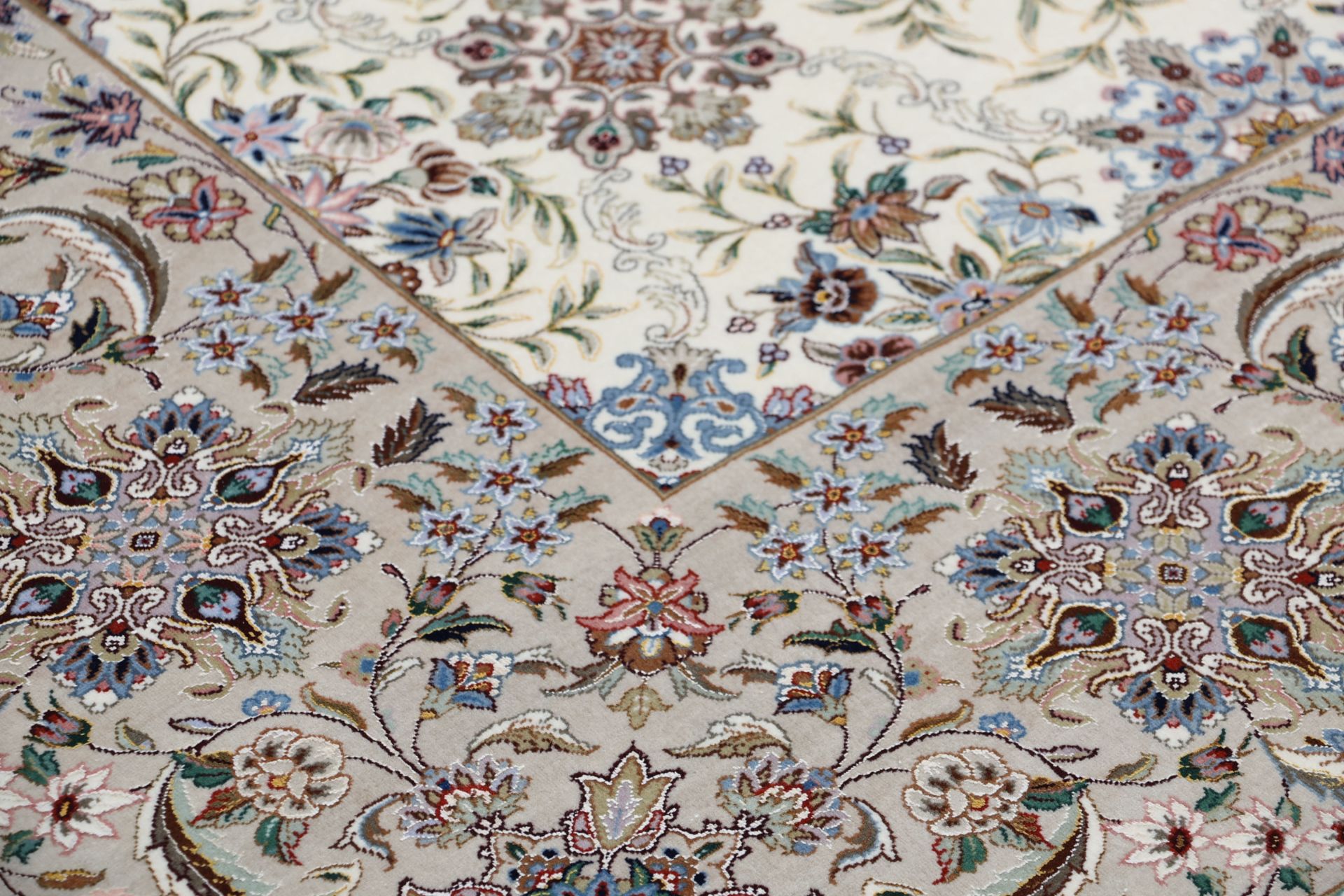 Isfahan Perserteppich aus Iran, 198 × 245 cm