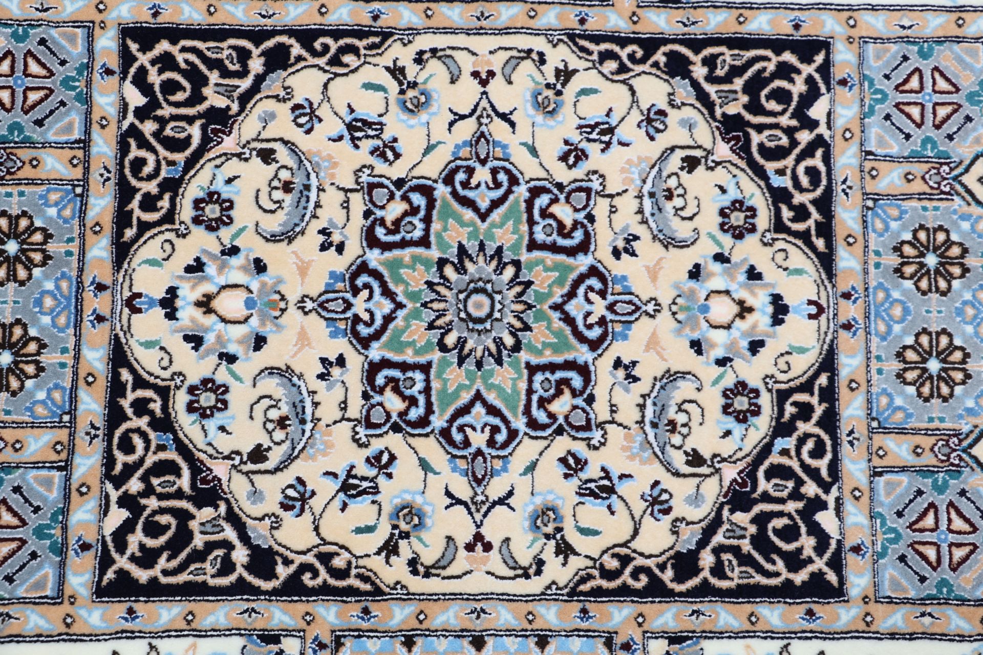 Handgeknüpfter Nain Perserteppich 182 × 265 cm