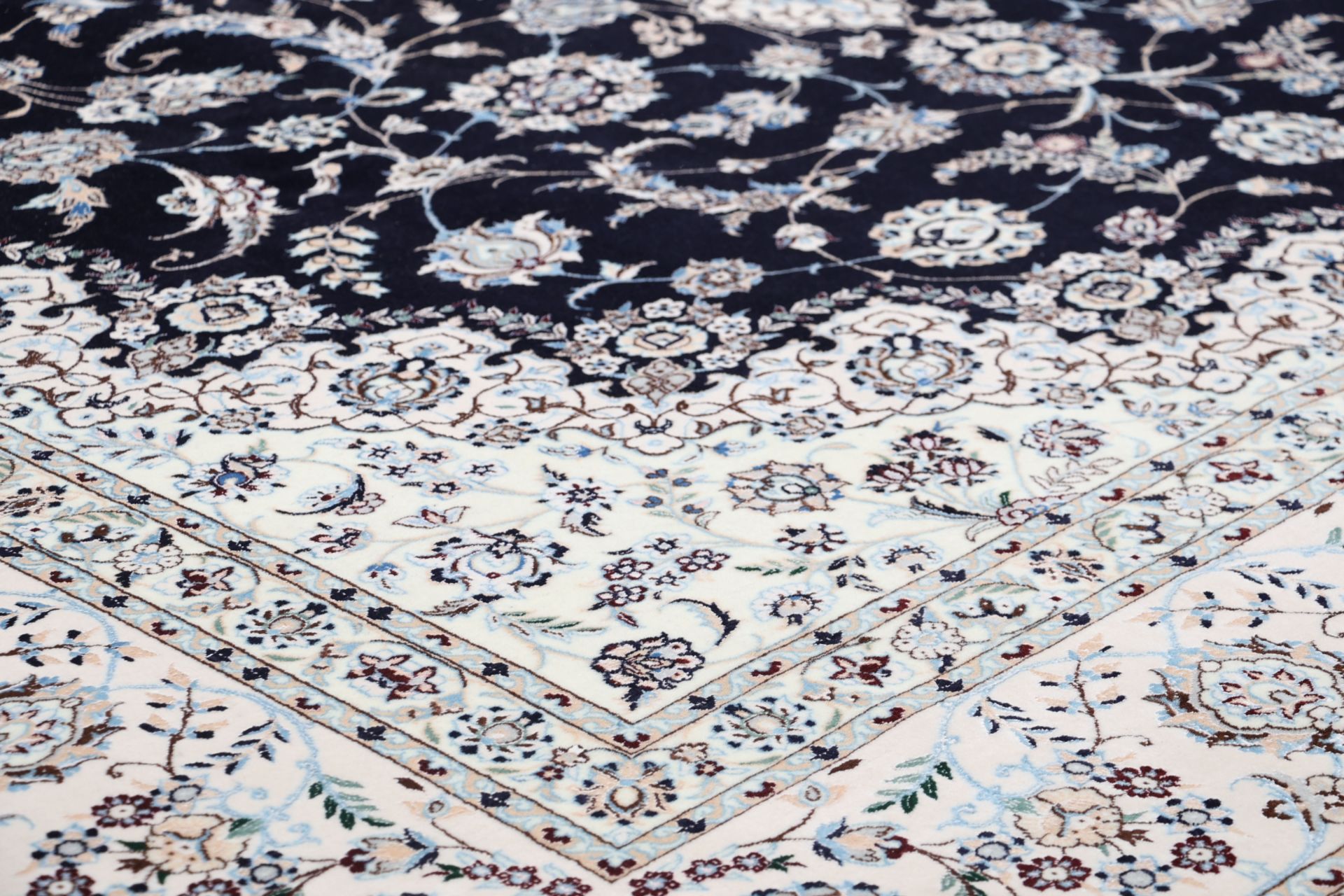 perserteppich-nain-251-x-357-cm-schurwolle-seide-handgeknupft-4 Handgeknüpfter Nain Perserteppich, 251 × 357 cm, Wolle & Seide