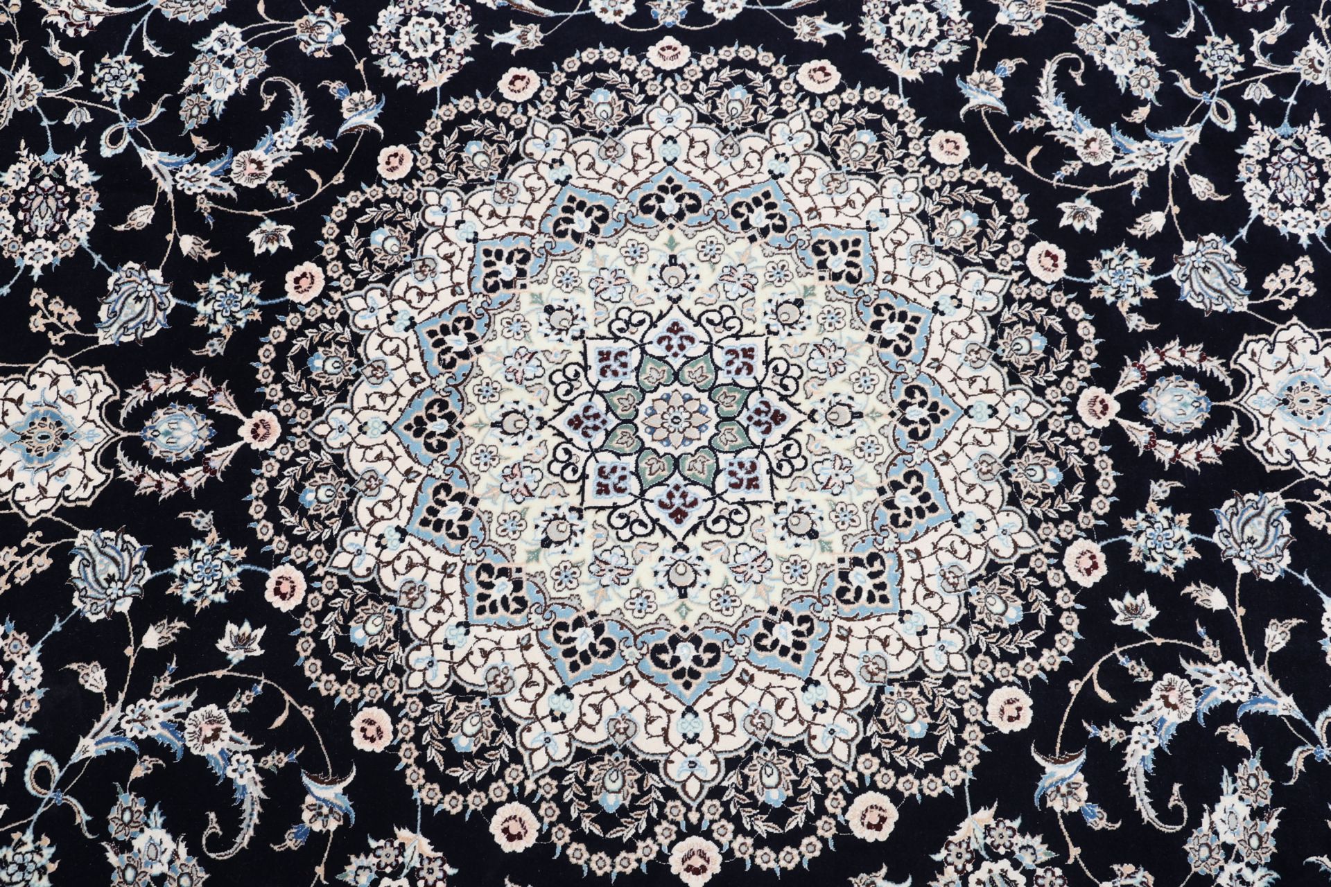 perserteppich-nain-251-x-357-cm-schurwolle-seide-handgeknupft-8 Handgeknüpfter Nain Perserteppich, 251 × 357 cm, Wolle & Seide