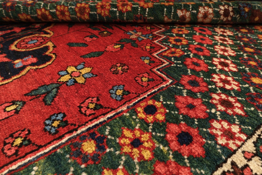 Antiker Bakhtiari Perserteppich aus Iran, 224 × 135 cm