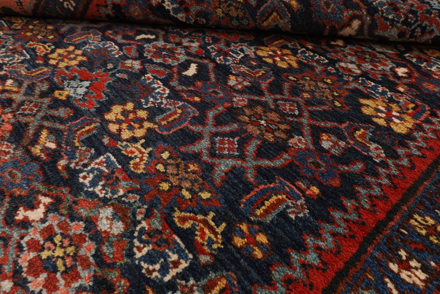 Antiker Bakhtiari Perserteppich aus Iran, 200 × 130 cm