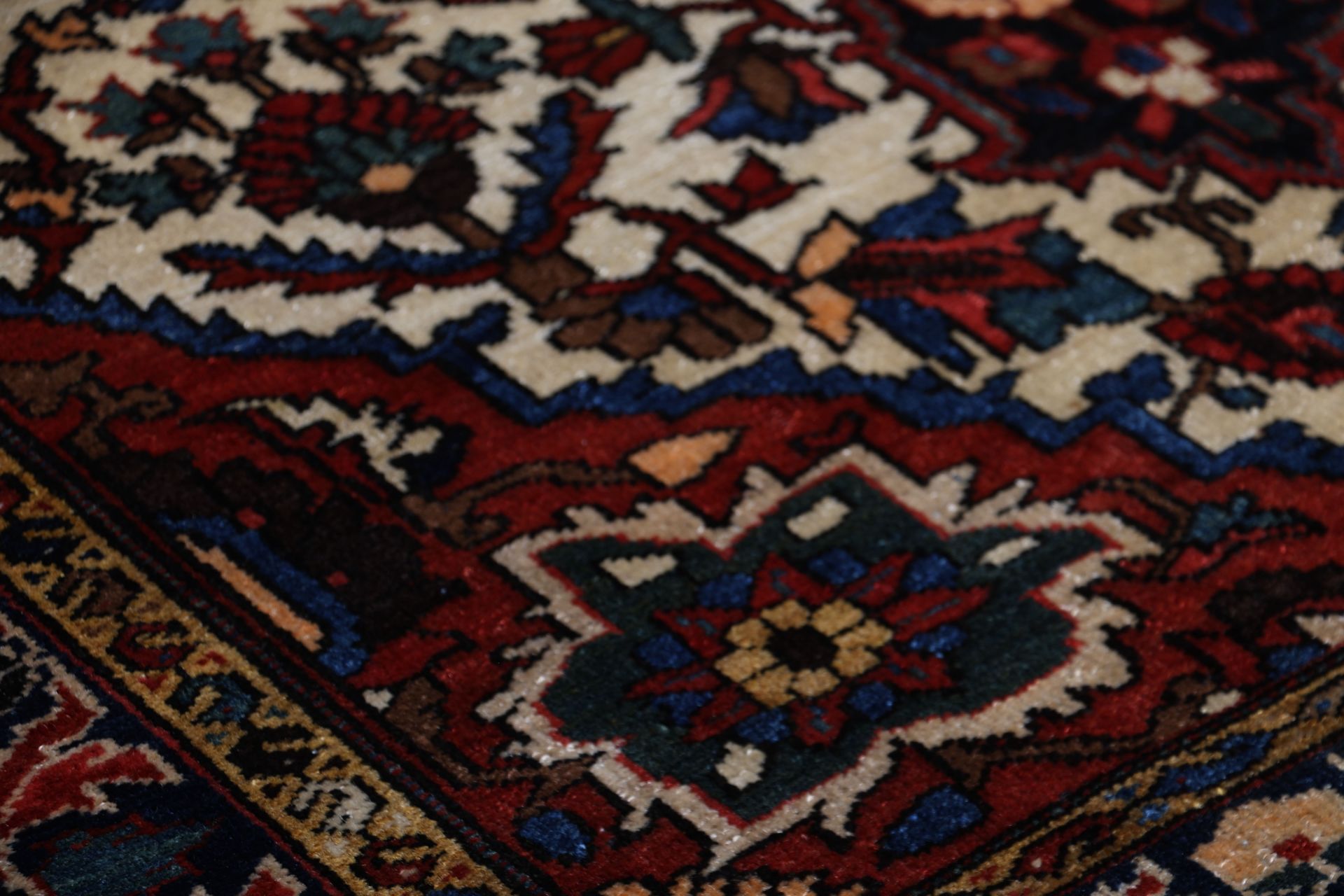 Antiker Bakhtiari Perserteppich aus Iran, 133 × 205 cm