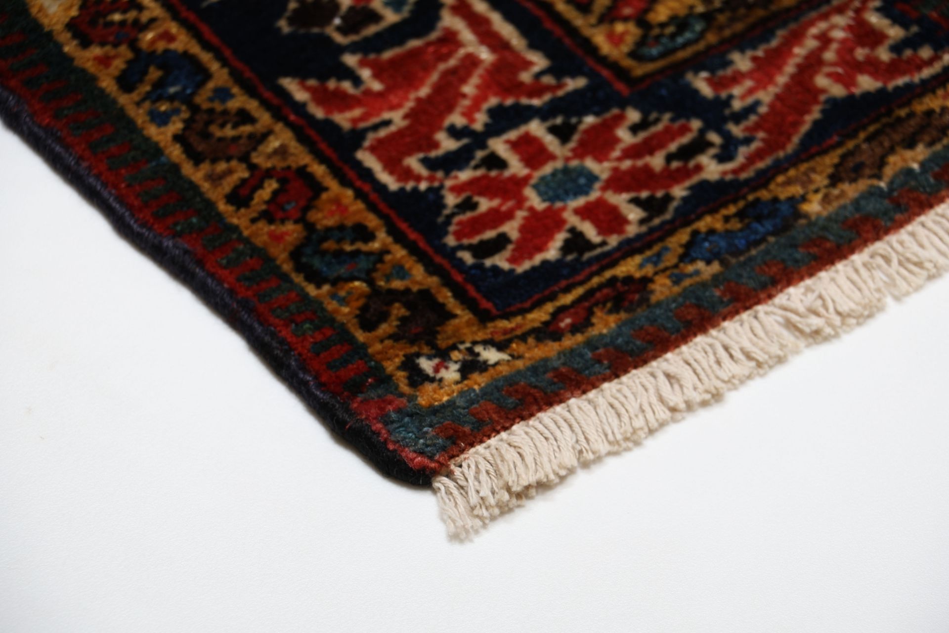 Antiker Bakhtiari Perserteppich aus Iran, 133 × 205 cm