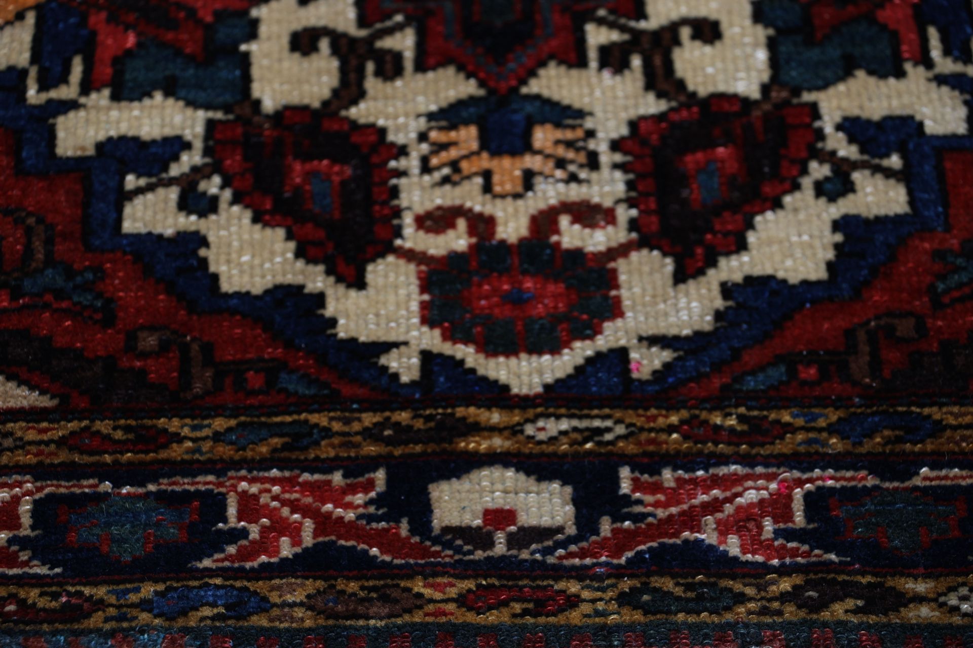 Antiker Bakhtiari Perserteppich aus Iran, 133 × 205 cm