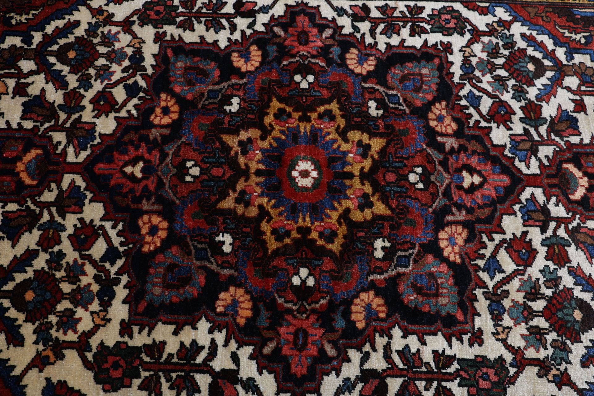 Antiker Bakhtiari Perserteppich aus Iran, 133 × 205 cm