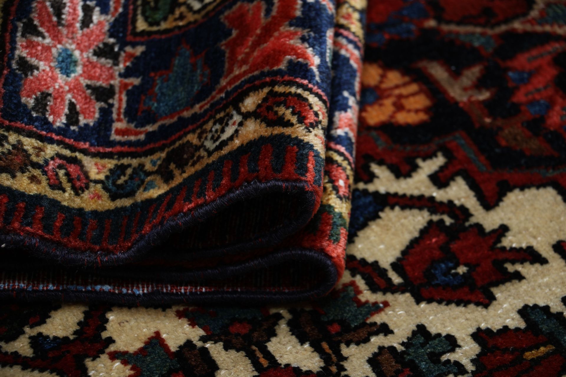 Antiker Bakhtiari Perserteppich aus Iran, 133 × 205 cm