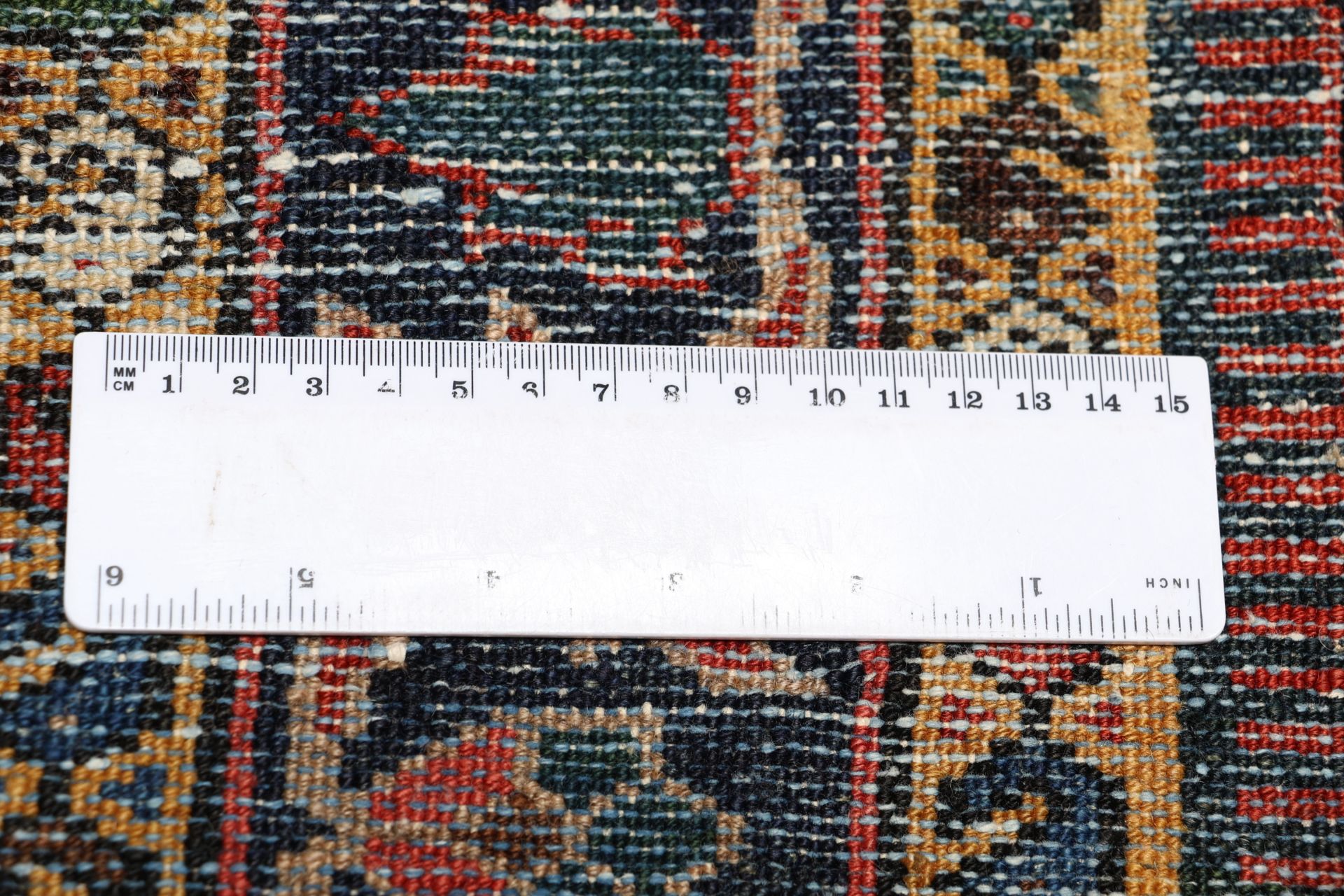 Antiker Bakhtiari Perserteppich aus Iran, 133 × 205 cm