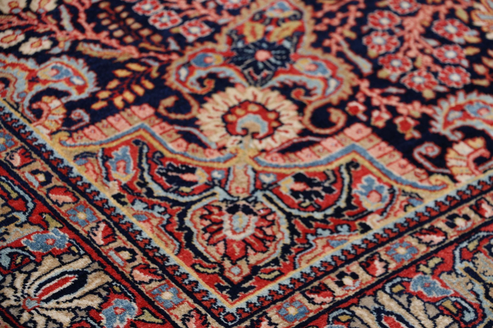 Antiker Bakhtiari Perserteppich aus Iran, 133 × 213 cm