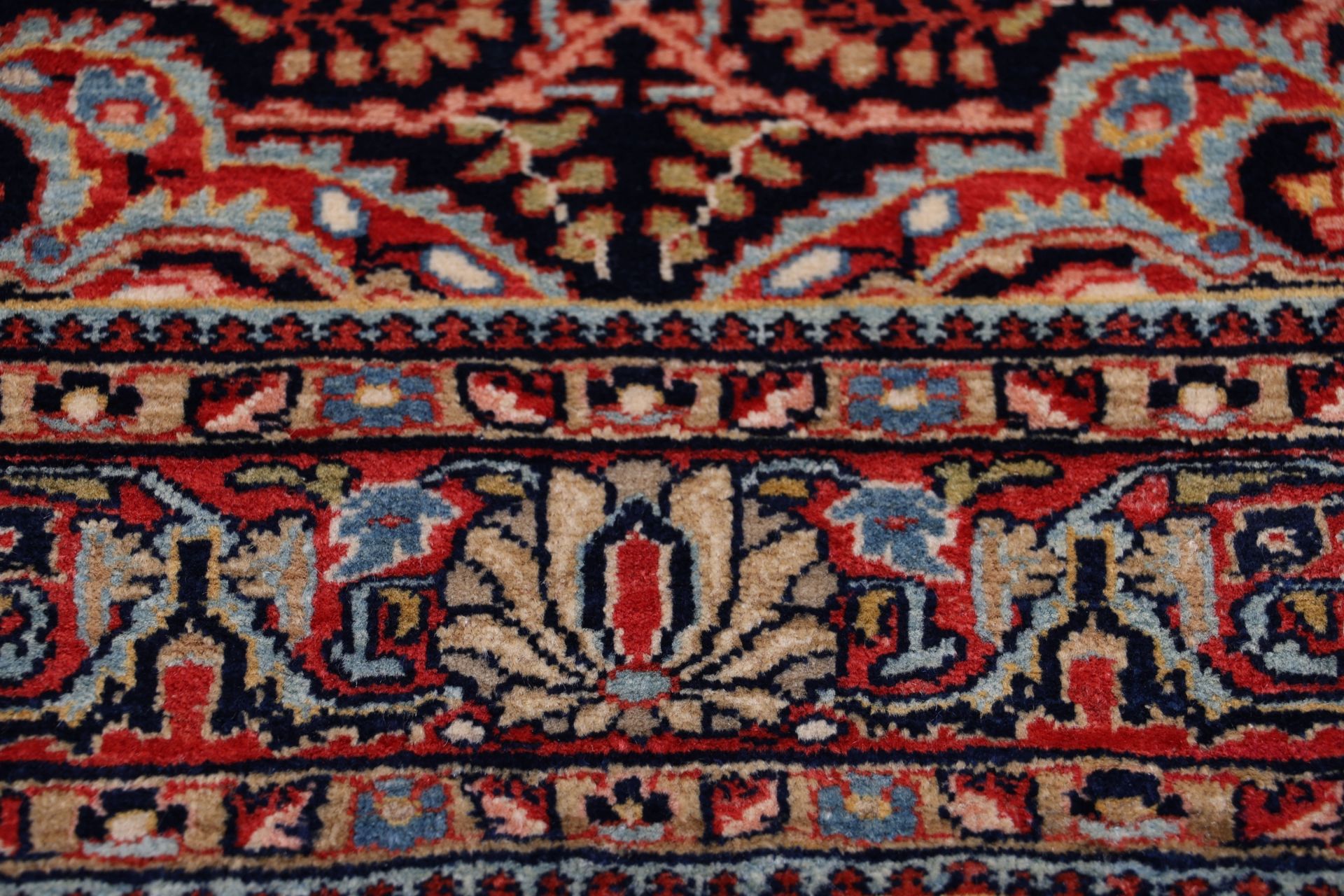Antiker Bakhtiari Perserteppich aus Iran, 133 × 213 cm