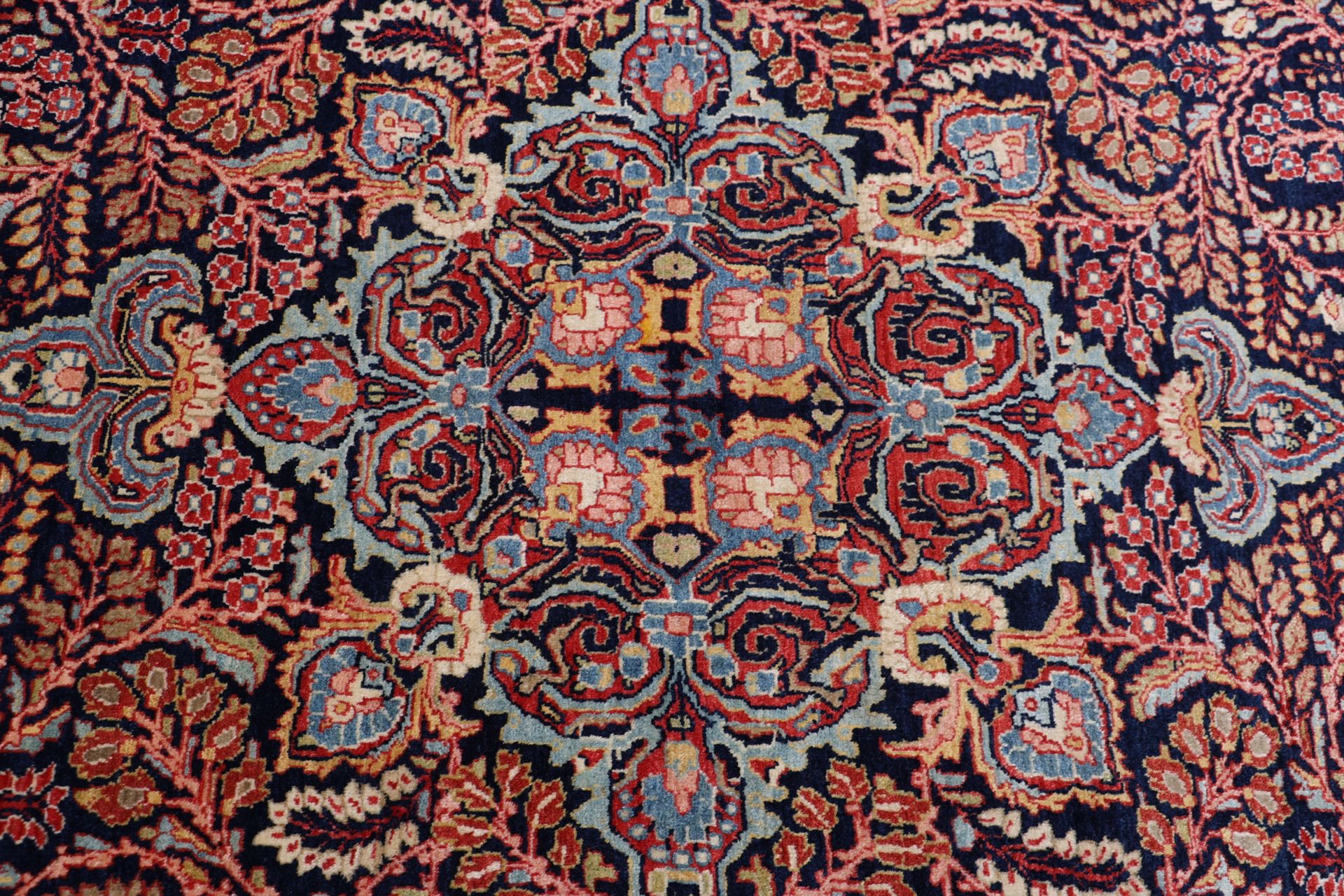 Antiker Bakhtiari Perserteppich aus Iran, 133 × 213 cm