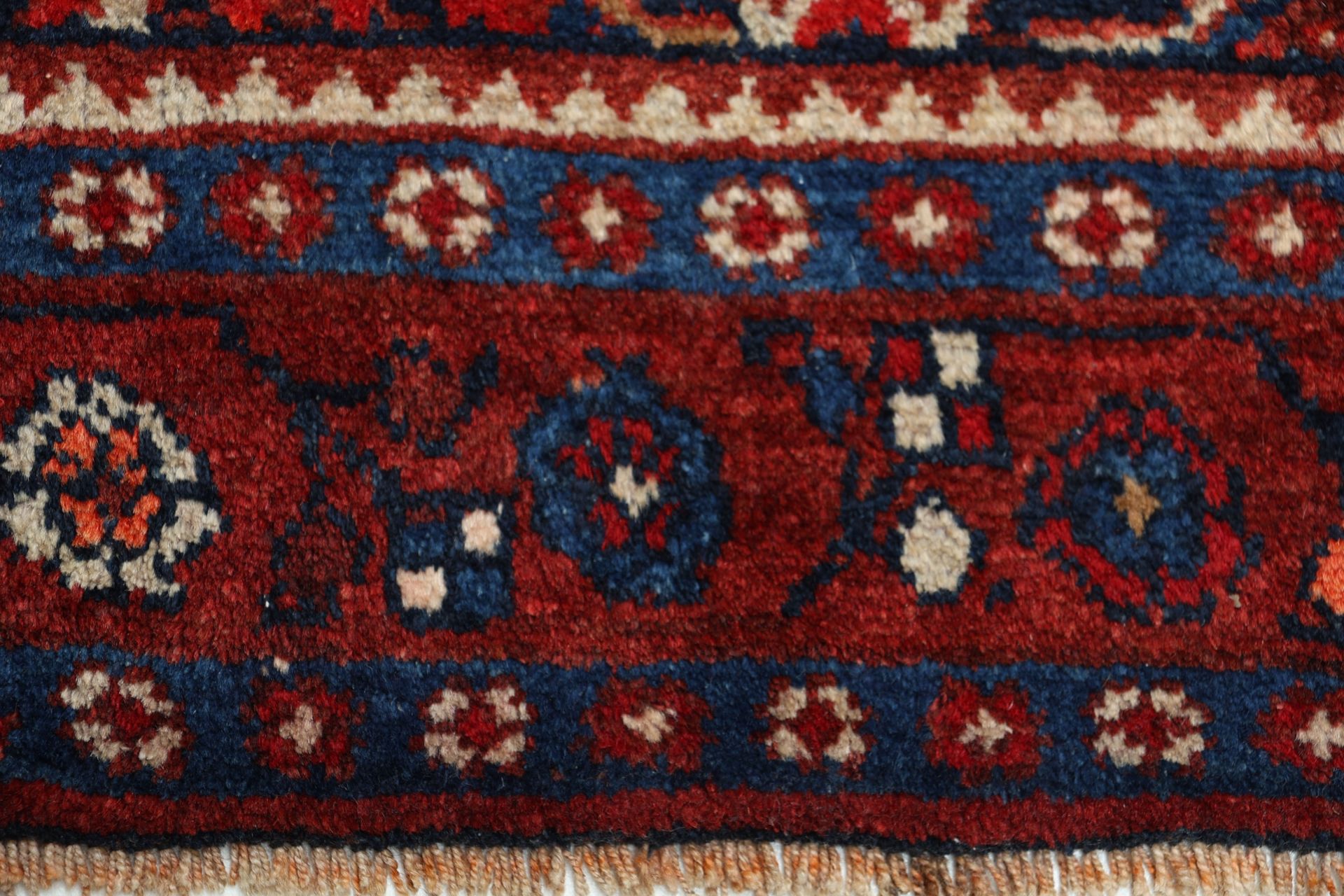 Perserteppich aus Iran, 127 × 215 cm