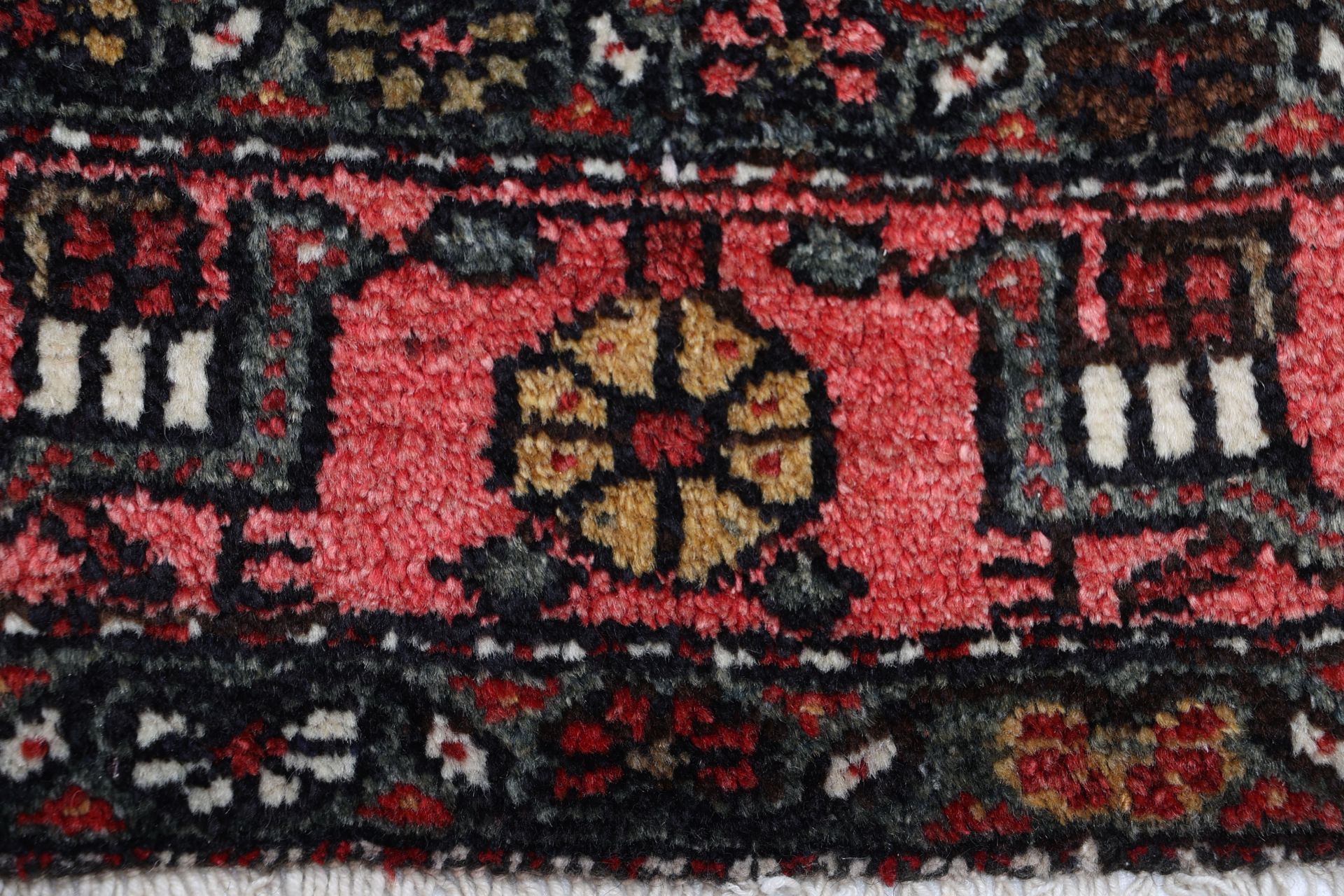 Perserteppich 136 × 210 cm aus Wolle, handgeknüpft