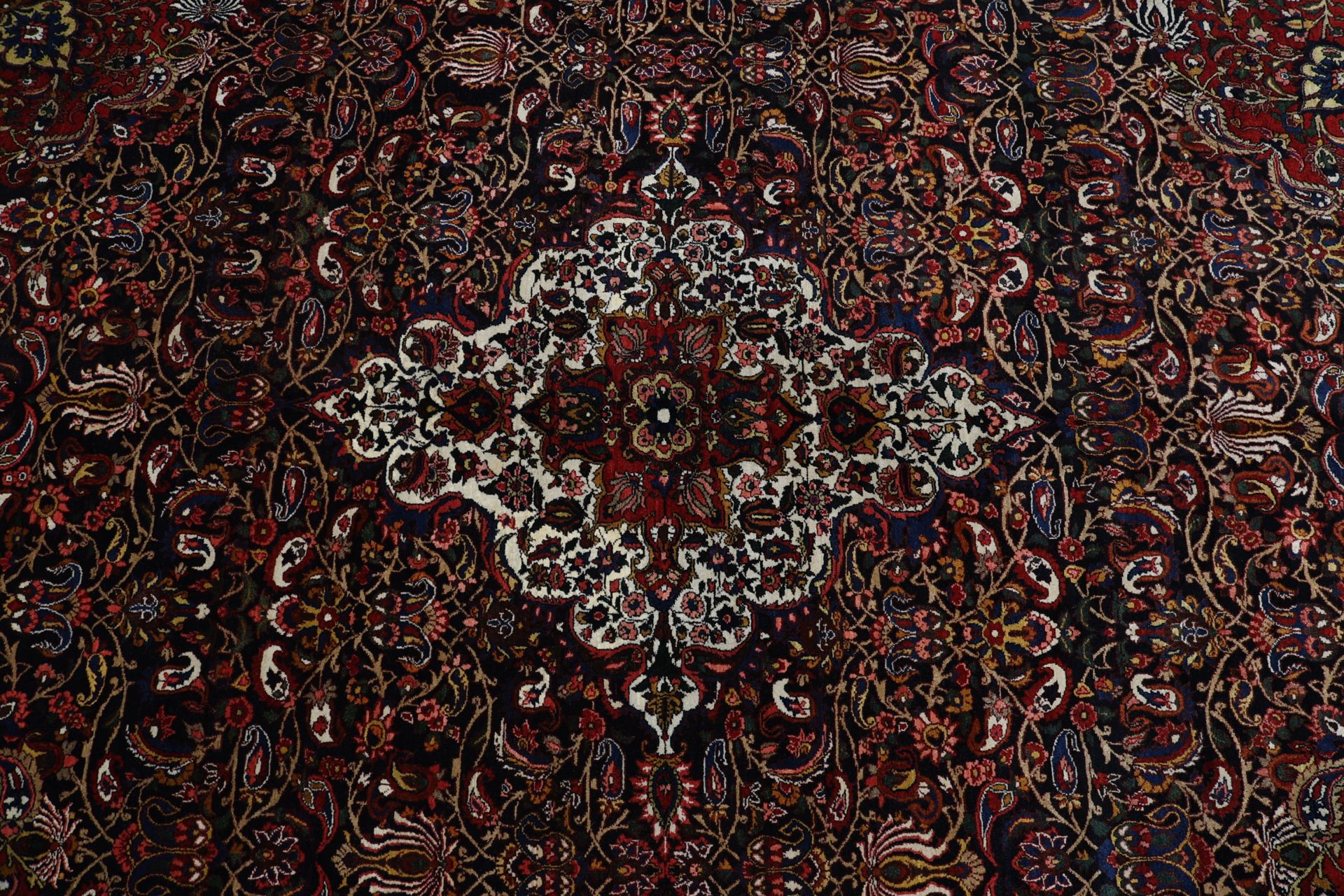 Bakhtiari Perserteppich 328 × 440 cm aus Wolle, handgeknüpft