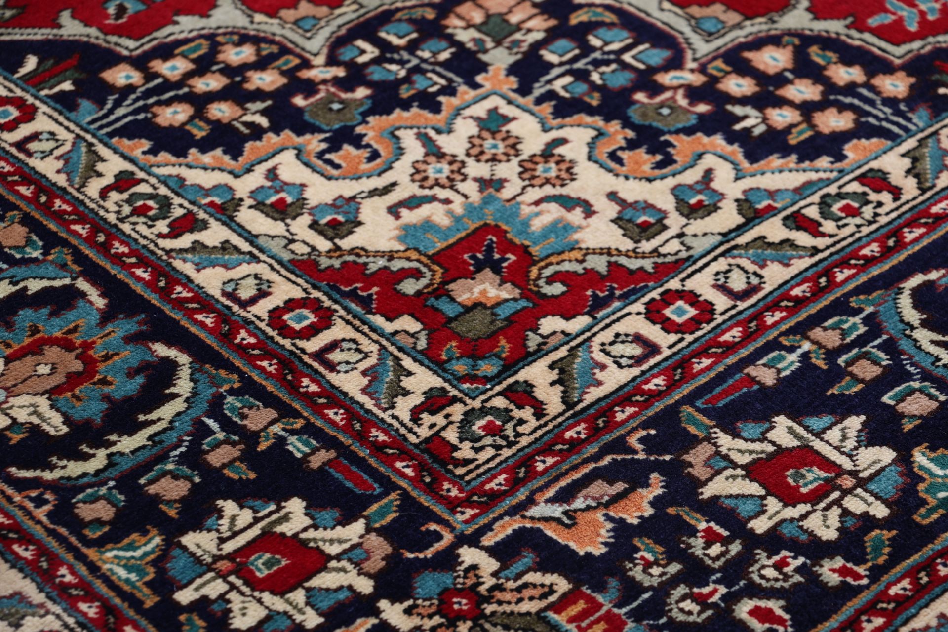 Täbriz Perserteppich 194 × 305 cm aus Wolle, handgeknüpft