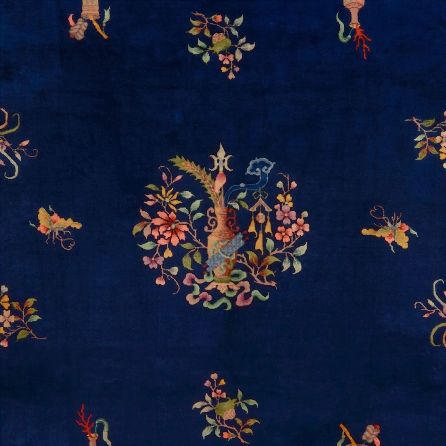 Antiker Teppich aus China, 350 × 360 cm